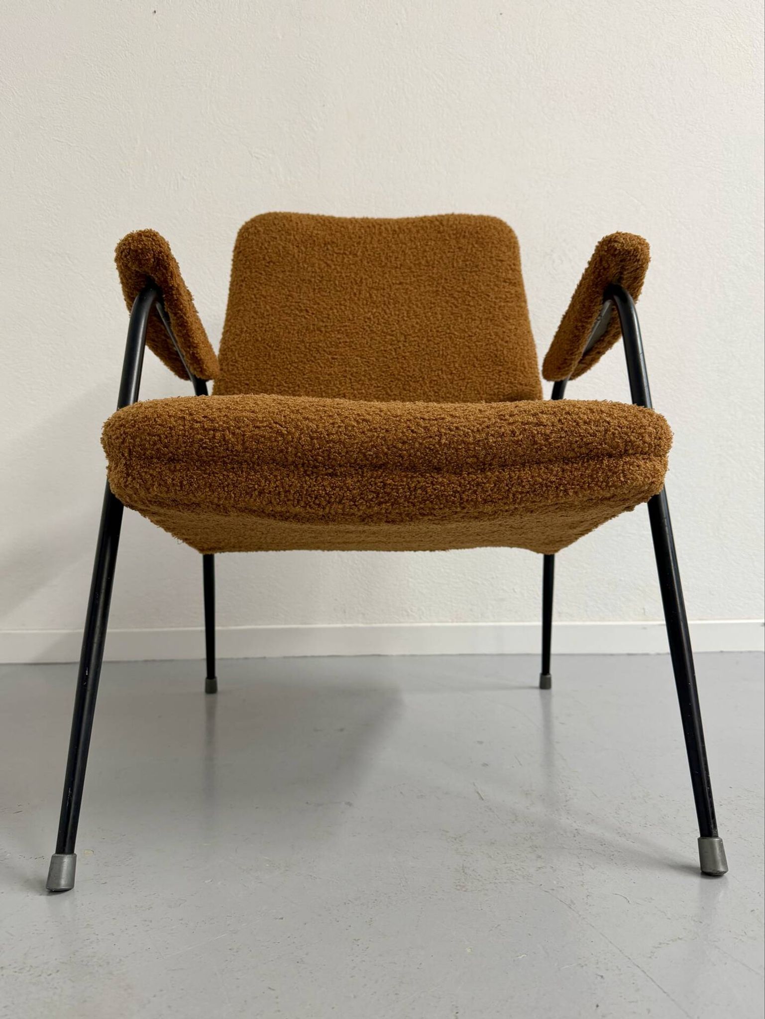 Vintage metal armchair with orange boucle fabric, French design from the 1950s.