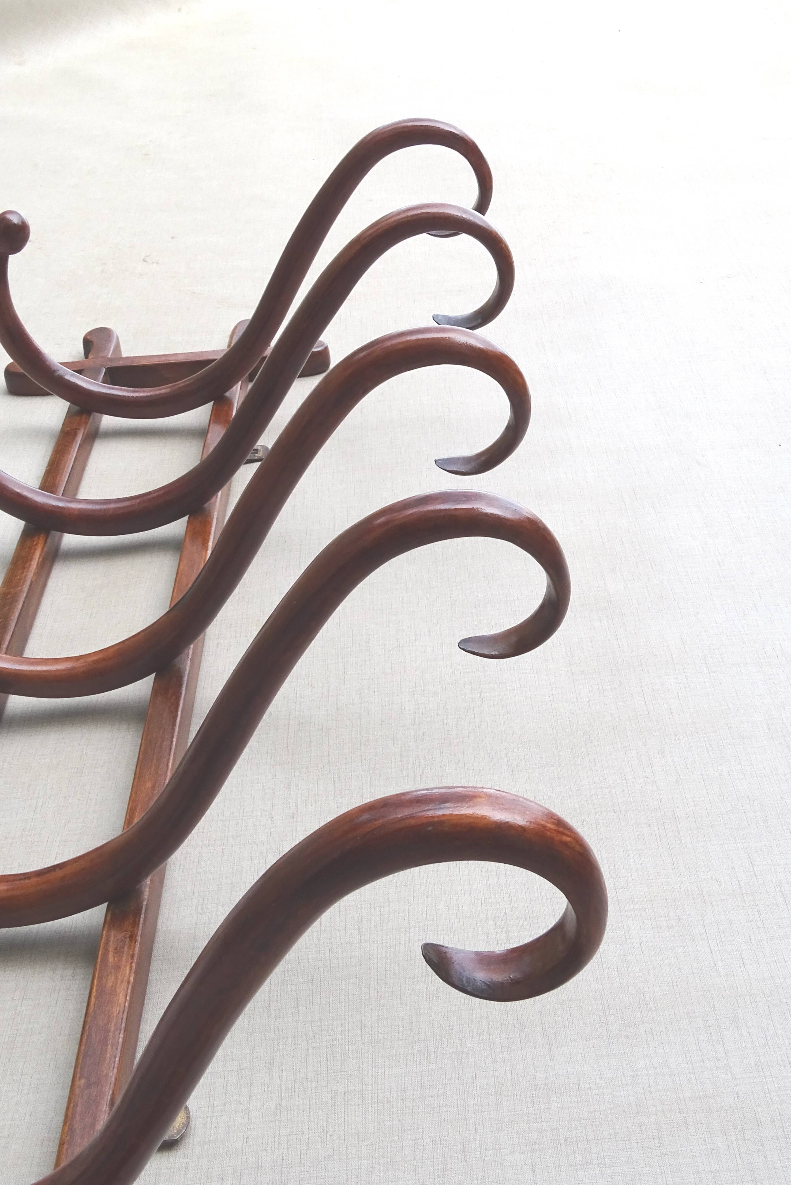 Wall-mounted coat and hat rack with 5 hooks by Thonet - 1900 - curved wood