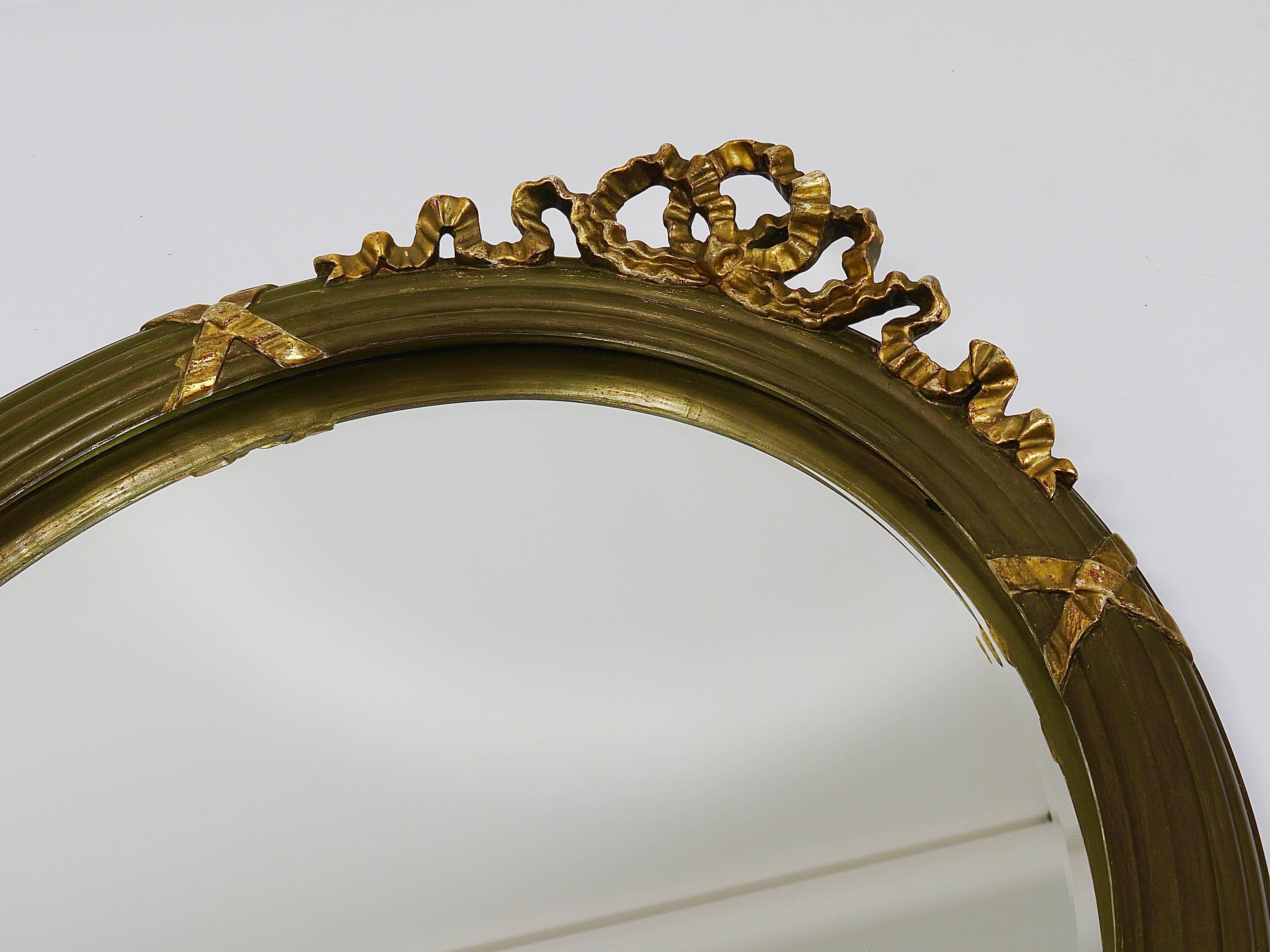 Faceted wall mirror in neoclassical Gustavian style, oval, in gilded wood, Italy, 1900s.