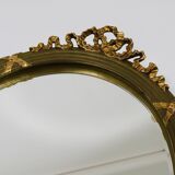 Faceted wall mirror in neoclassical Gustavian style, oval, in gilded wood, Italy, 1900s.