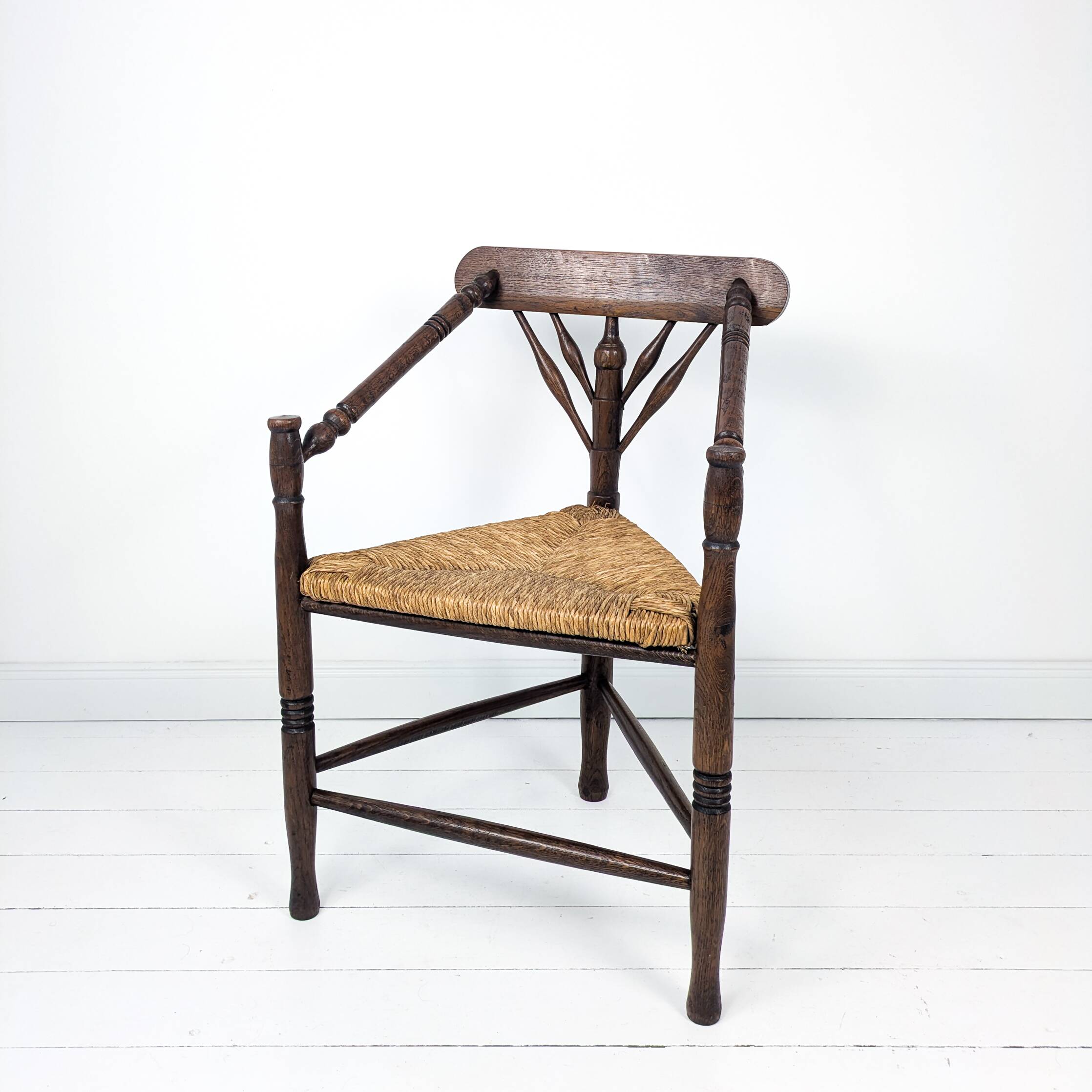 Chaise d’angle vintage antique à trois pieds en bois massif avec assise en