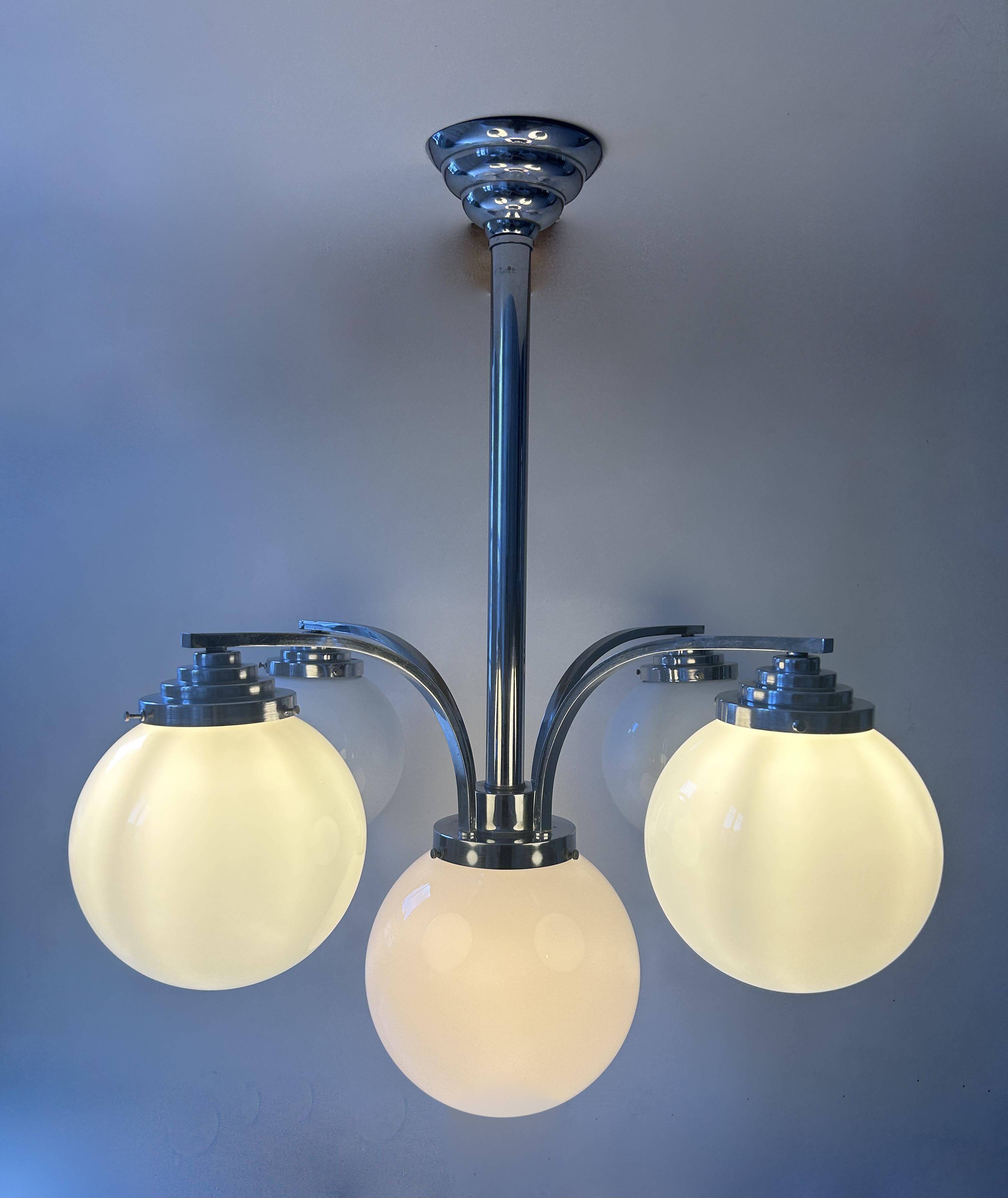 Lustre moderniste art déco, métal chromé et opaline, France 1930