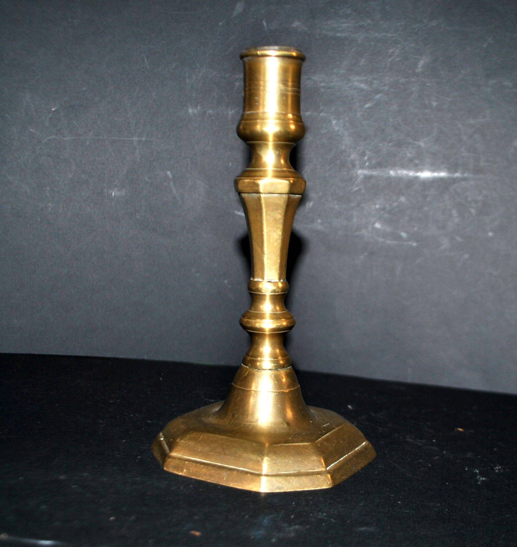 Antique octagonal candlestick in Regency bronze from the 19th century.