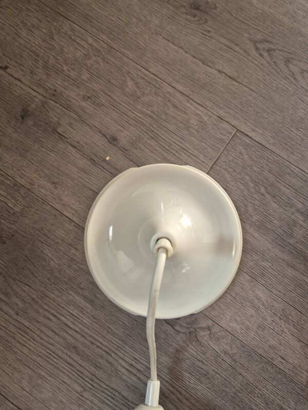 luminaire suspension vintage année 60 70 en opaline blanche rosace