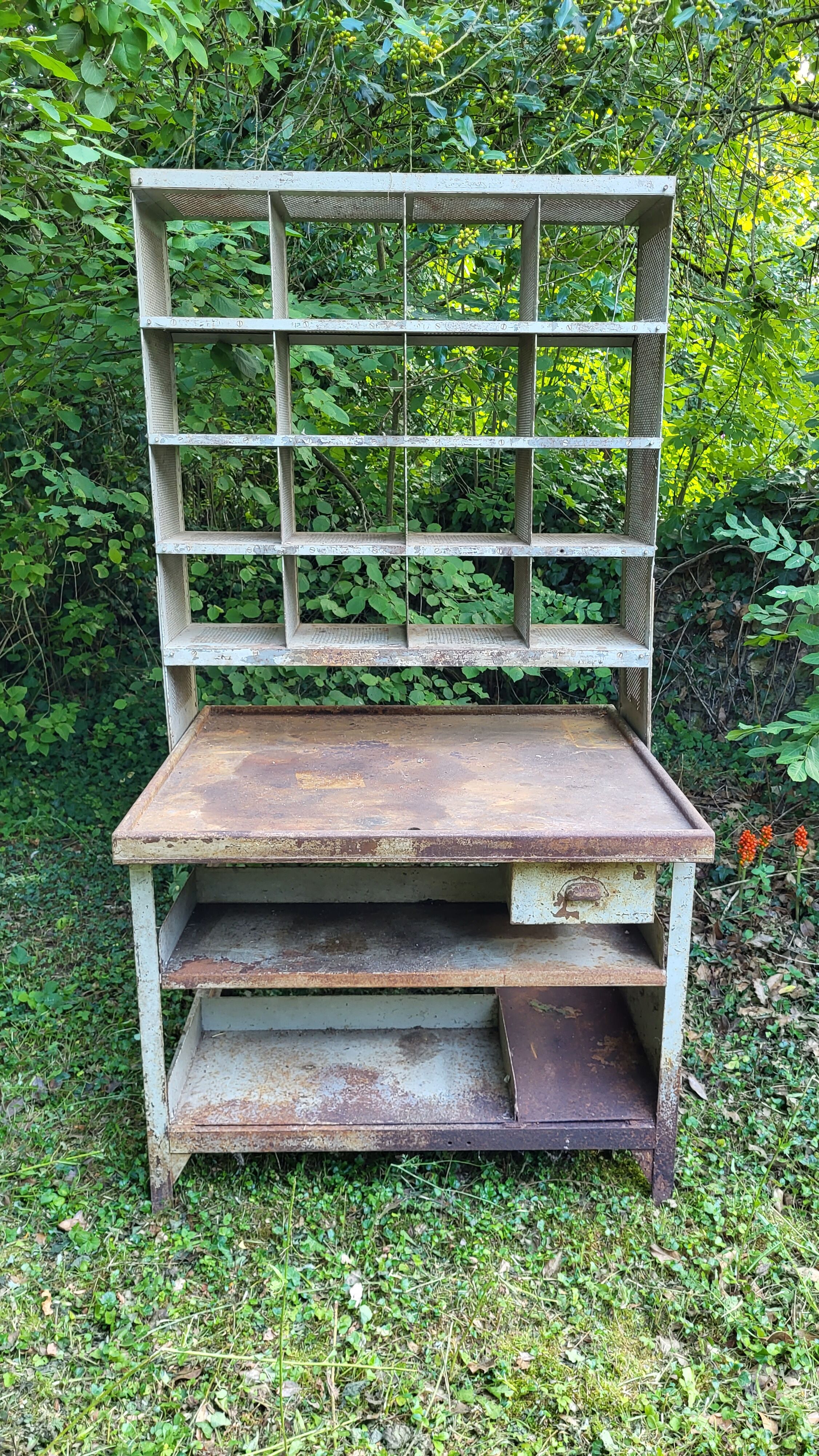 Industrial design postal sorting office