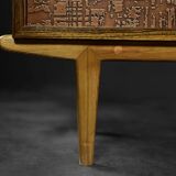 Buffet en bouleau moderne scandinave du milieu du siècle avec relief en cuivre sur le devant, années 1960