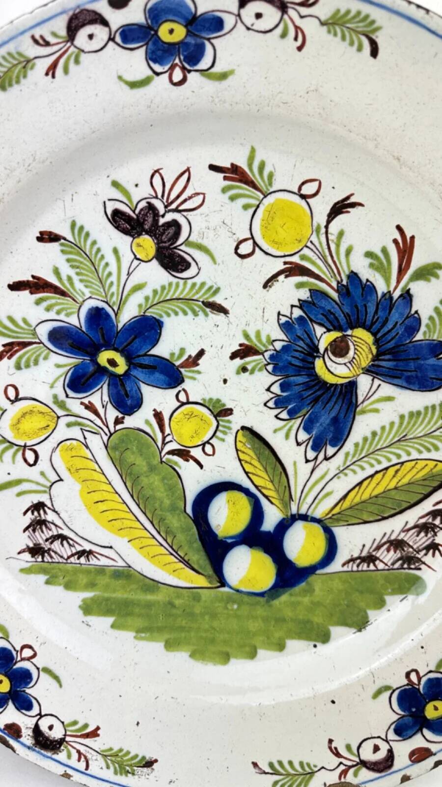 Delftware plate in white and blue with floral decoration, 18th century, Ø 36.5 cm