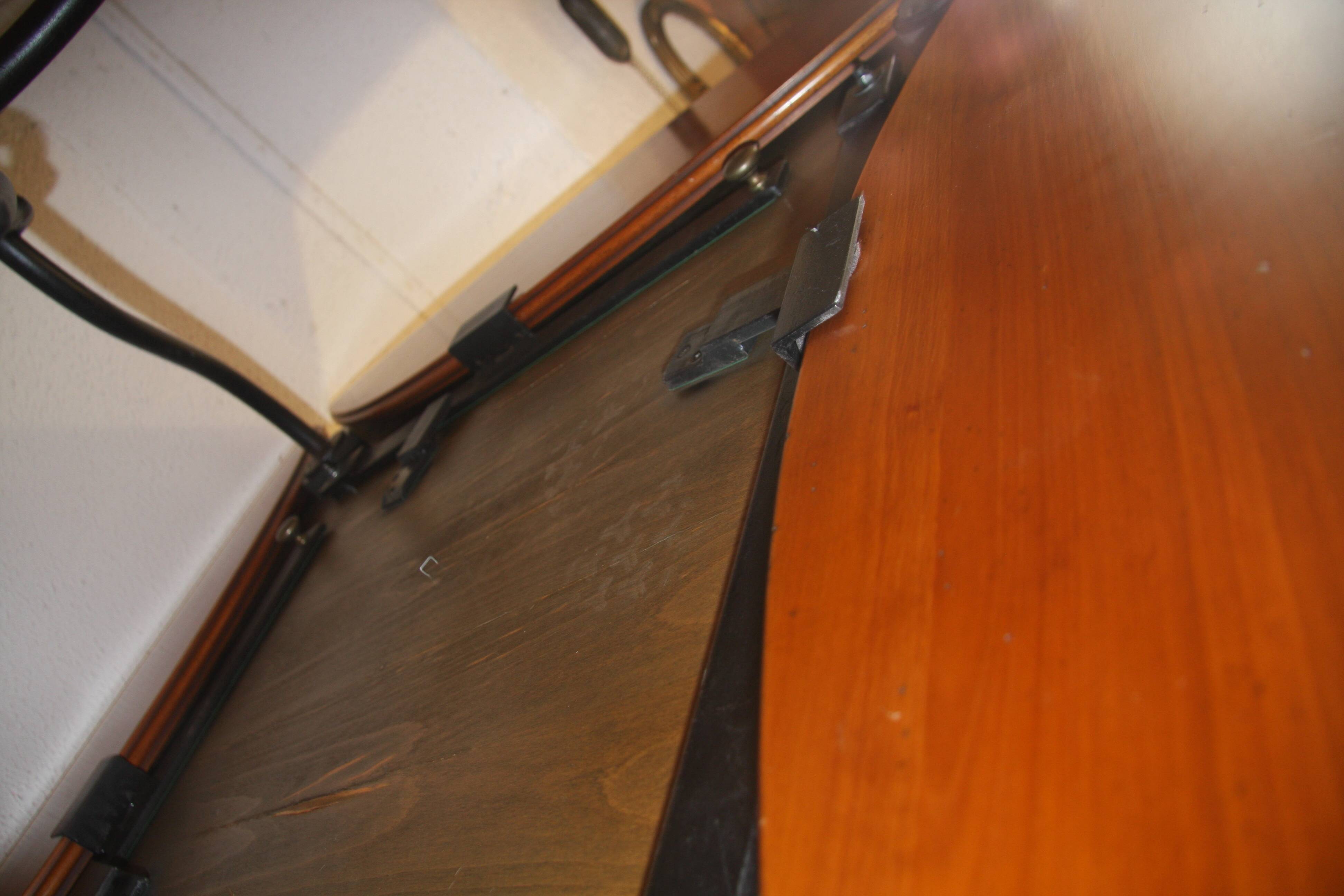 Table carrée en merisier avec abattants.