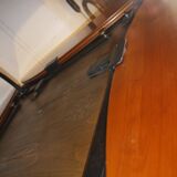 Table carrée en merisier avec abattants.