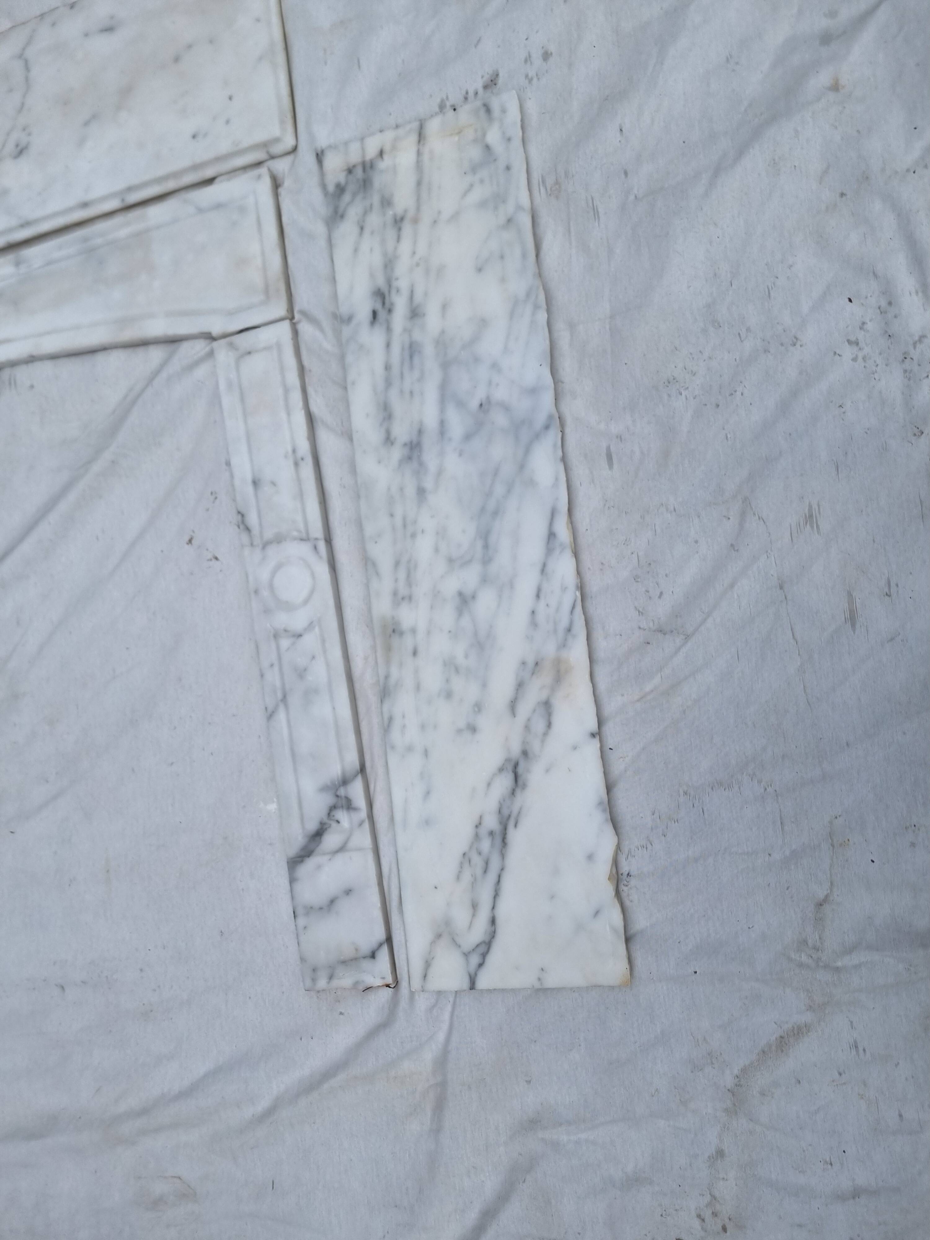 Cheminée Pompadour en marbre blanc de Carrare