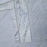 Cheminée Pompadour en marbre blanc de Carrare