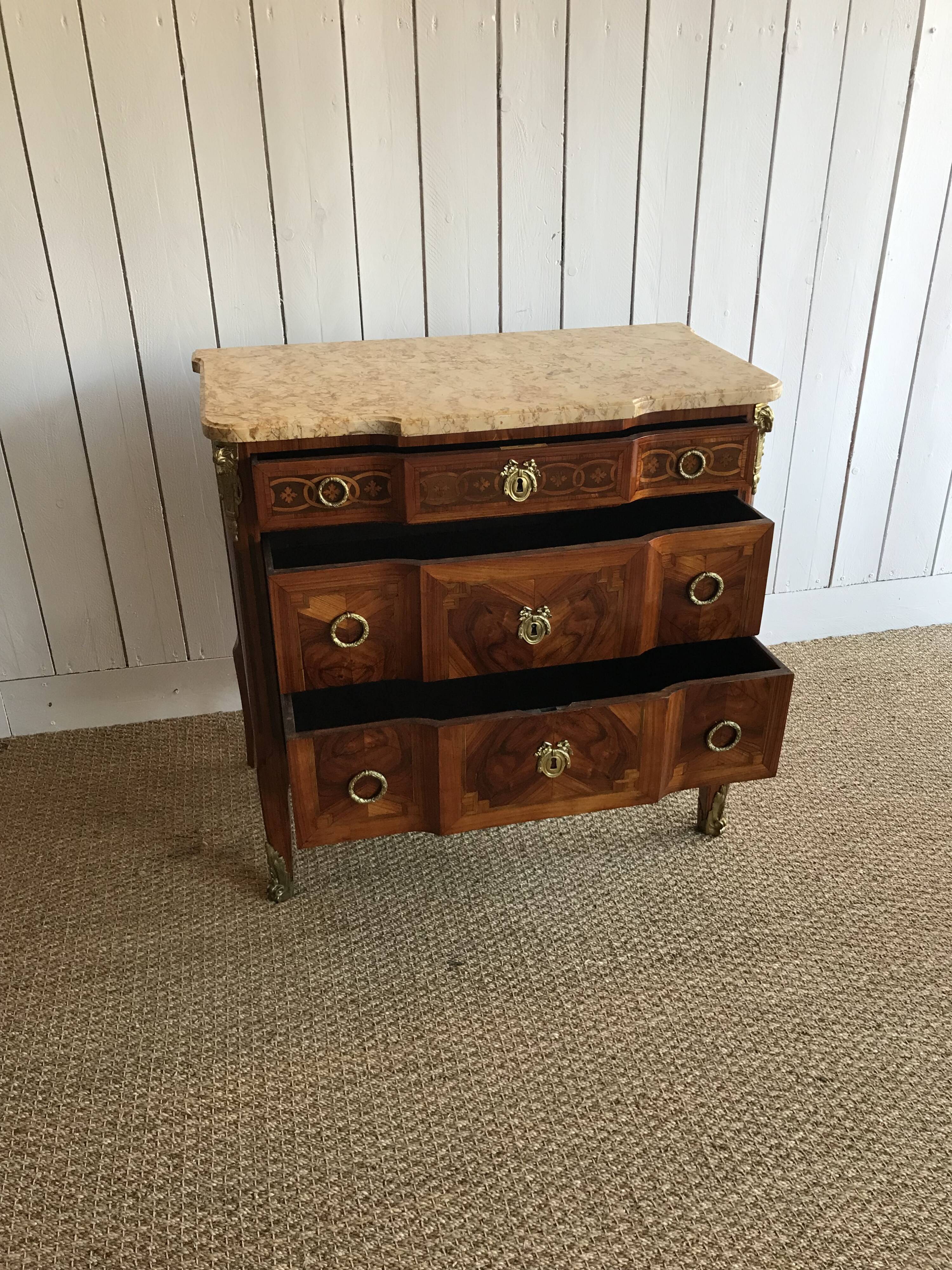 Commode transition in marquetry. 18th century.