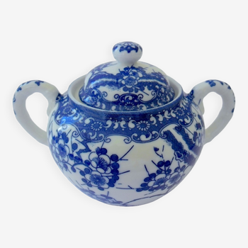 Covered sweetener with two handles in Japanese porcelain with blue camaïeu decoration