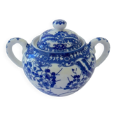 Covered sweetener with two handles in Japanese porcelain with blue camaïeu decoration