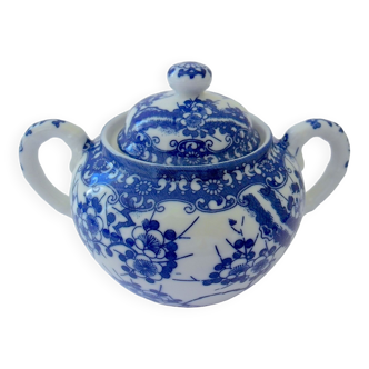 Covered sweetener with two handles in Japanese porcelain with blue camaïeu decoration