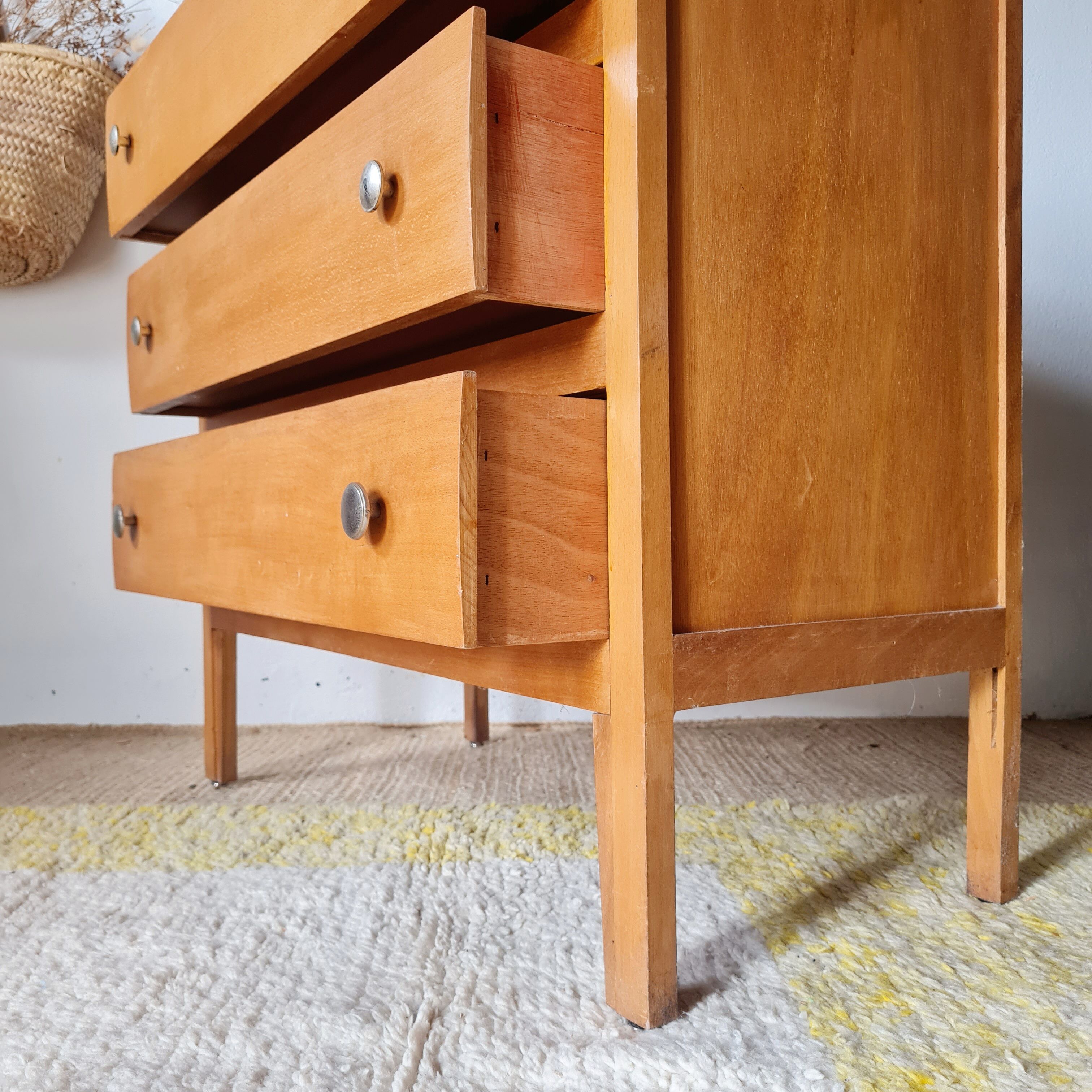 Commode vintage en bois clair à 3 tiroirs – Années 50 / 60