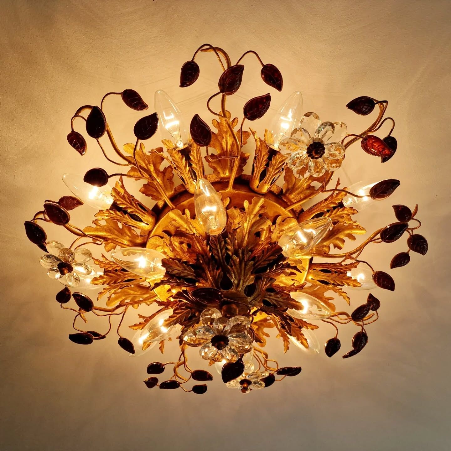 Large floral ceiling light in gilded metal and crystal, Banci Firenze, 1970.