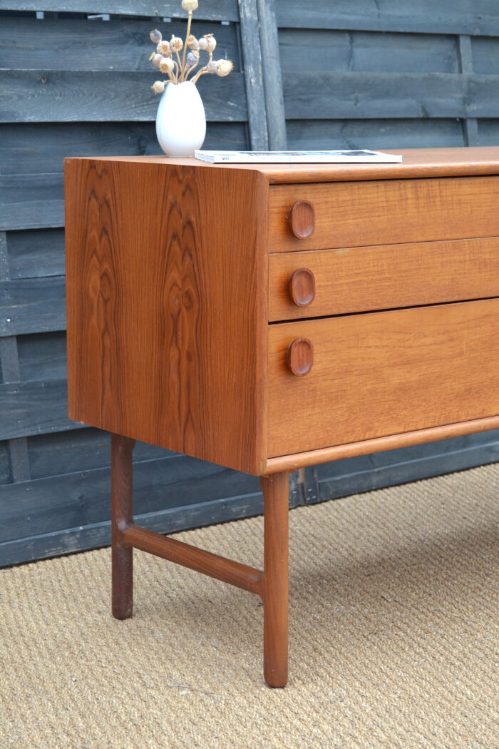 Teak chest of drawers by Meredew * 132 cm