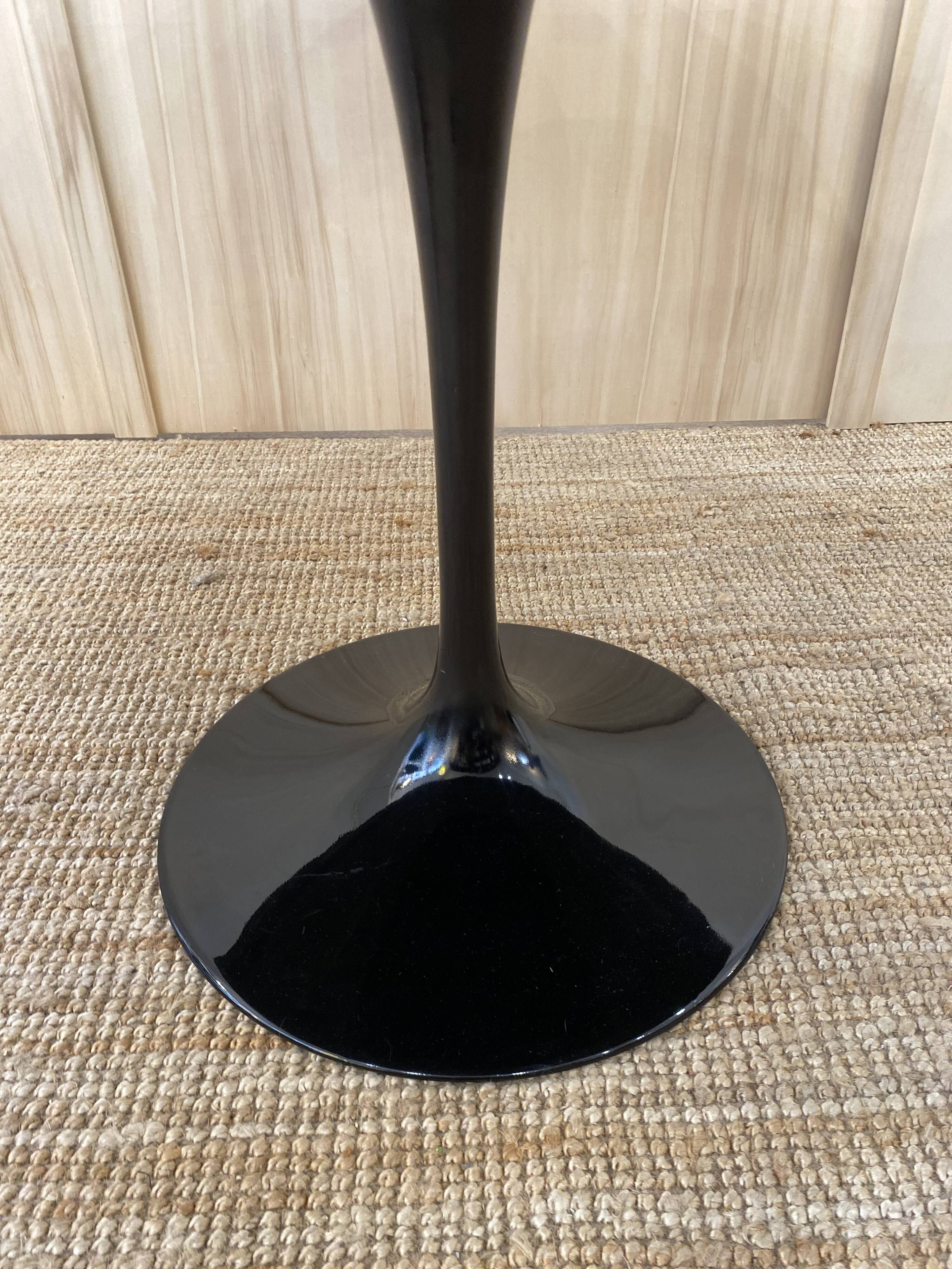 KNOLL round TULIP table in marble by Eero Saarinen