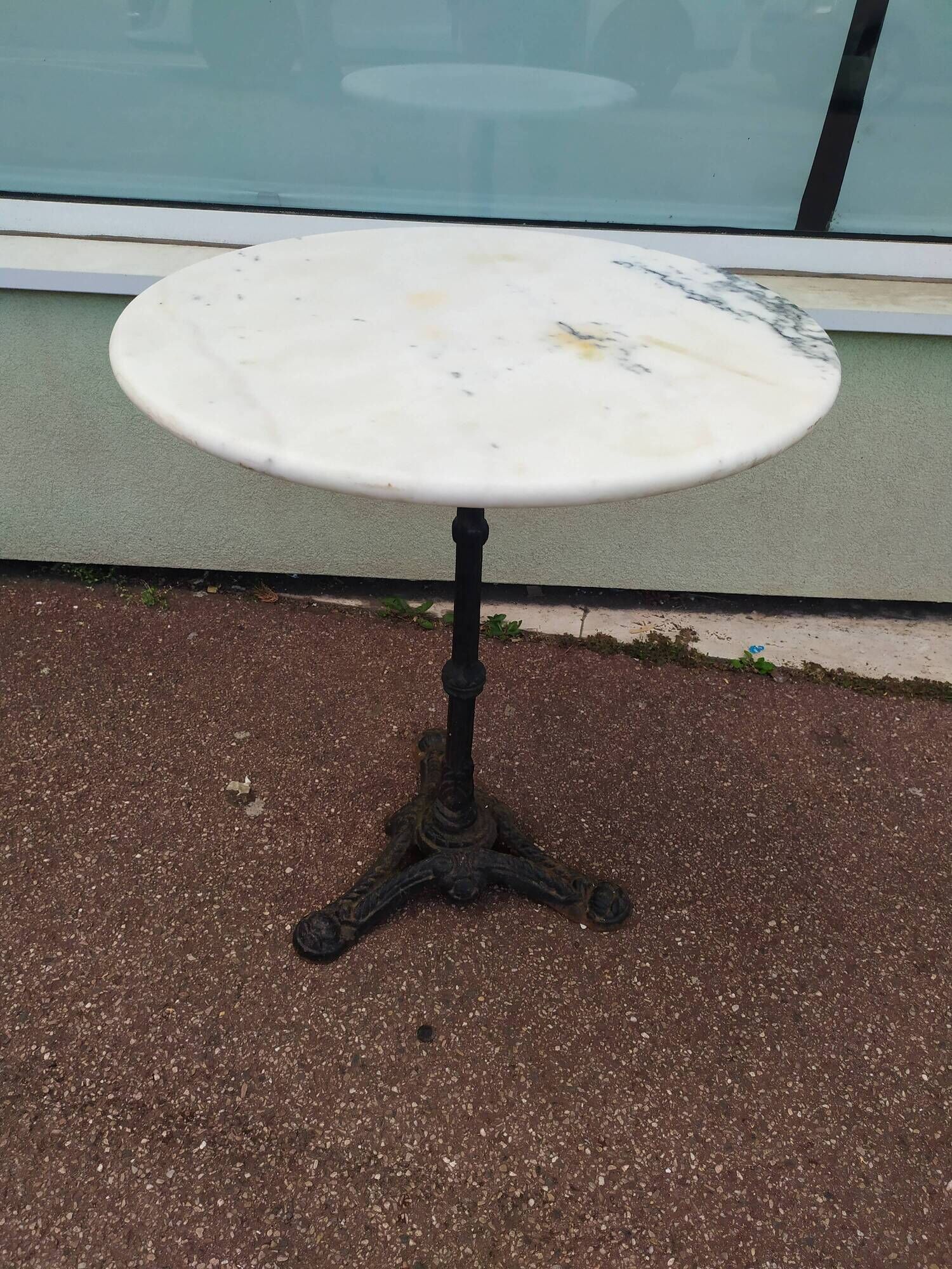 Bistro table in round marble of Parisian brasserie