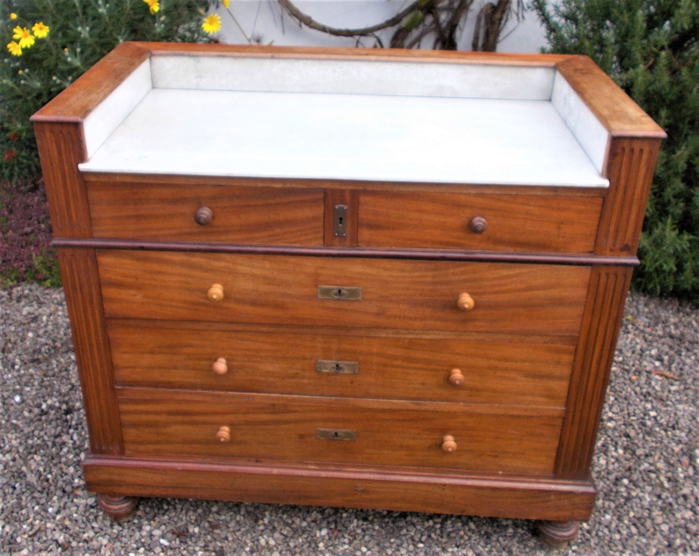 Commode antique, acajou poli et marbre