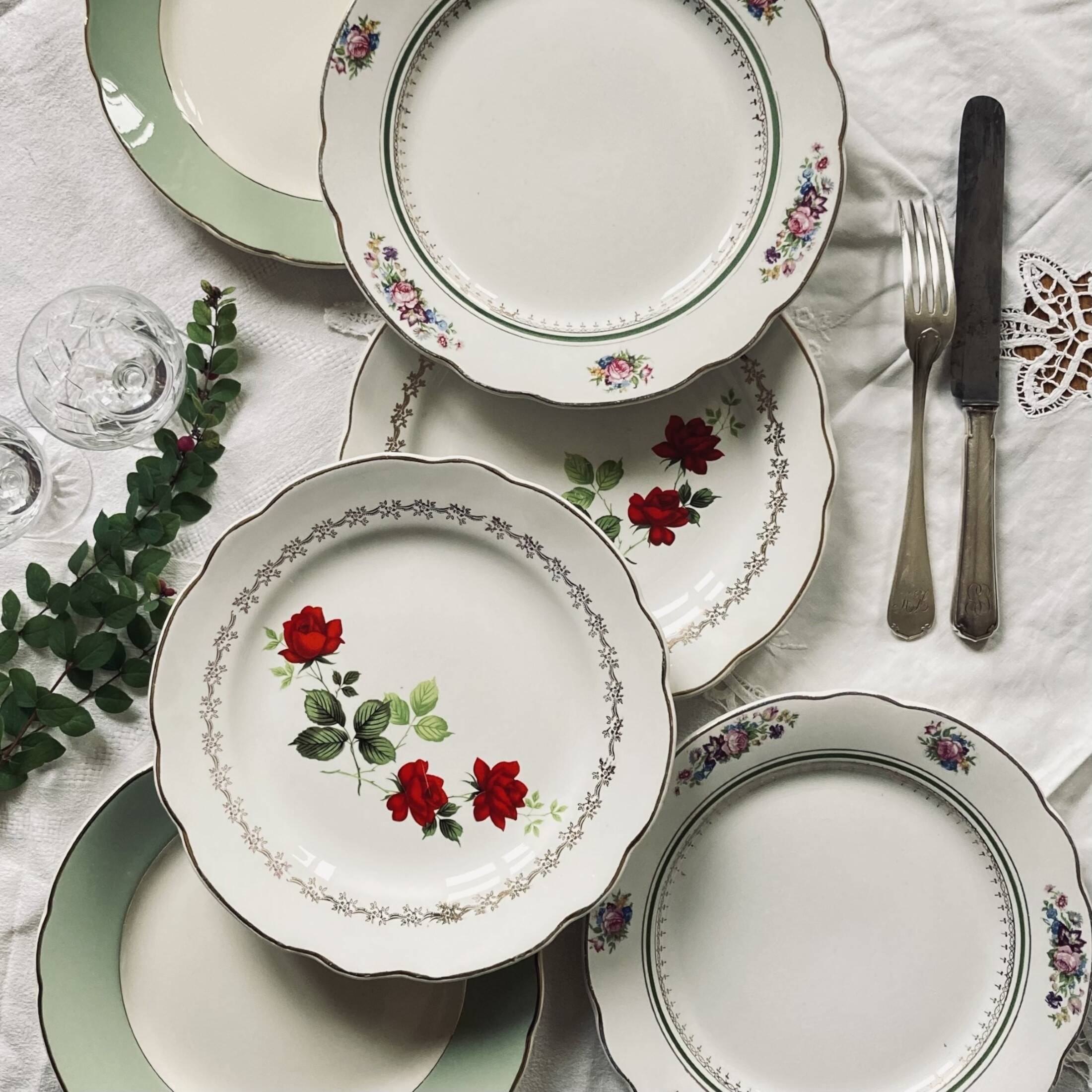 Lot of 6 old mismatched flat plates manufactured by Digoin, Sarreguemines, Villeroy Boch