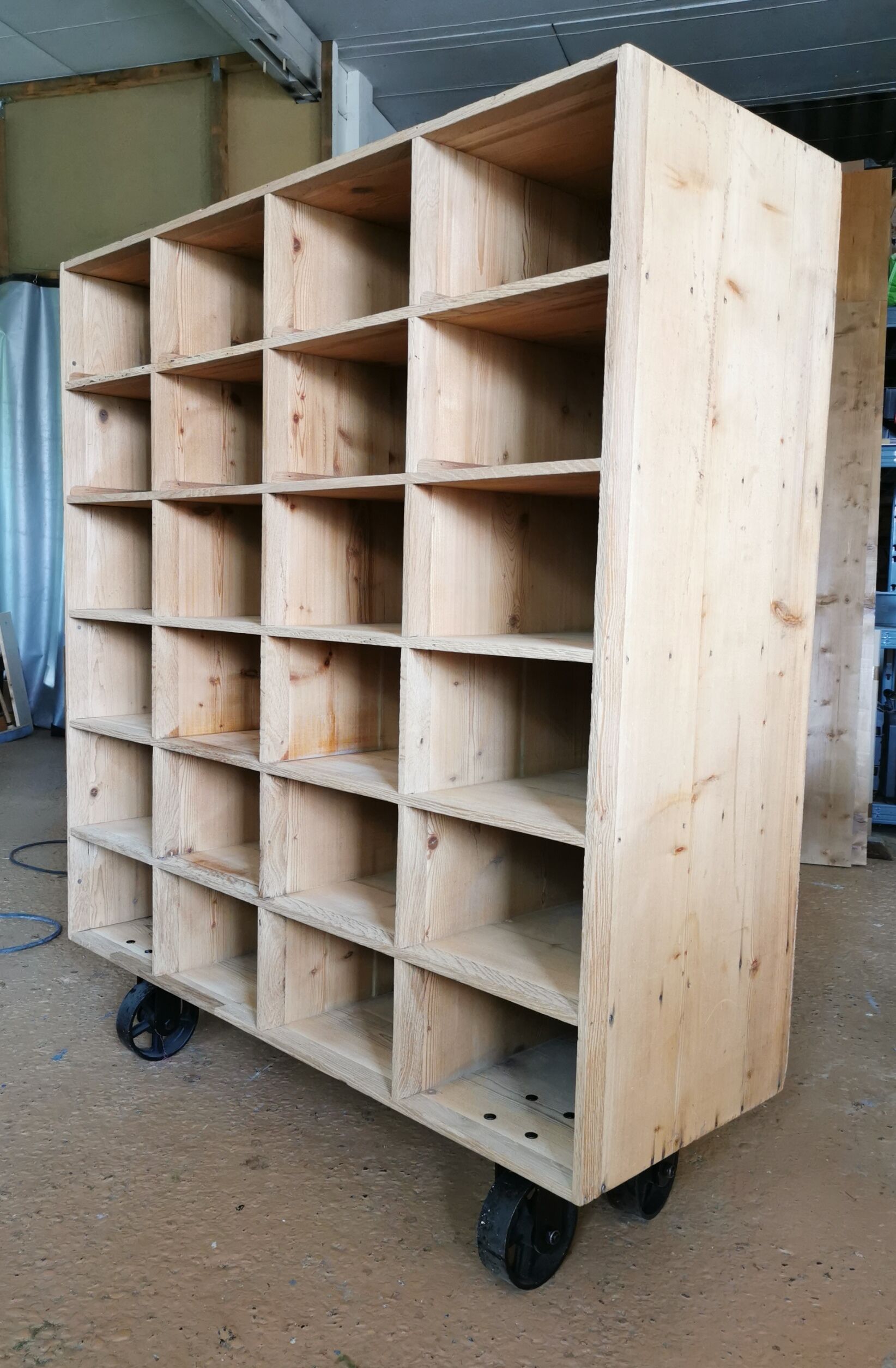 Trade furniture 24 lockers