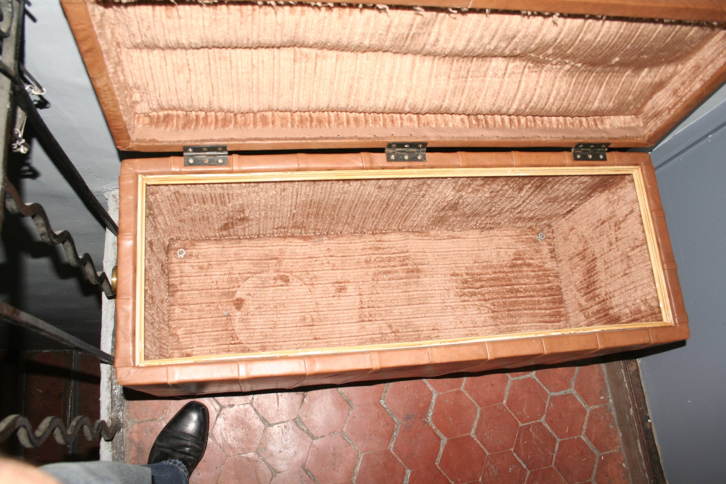 Brown leather trunk / bench seat.