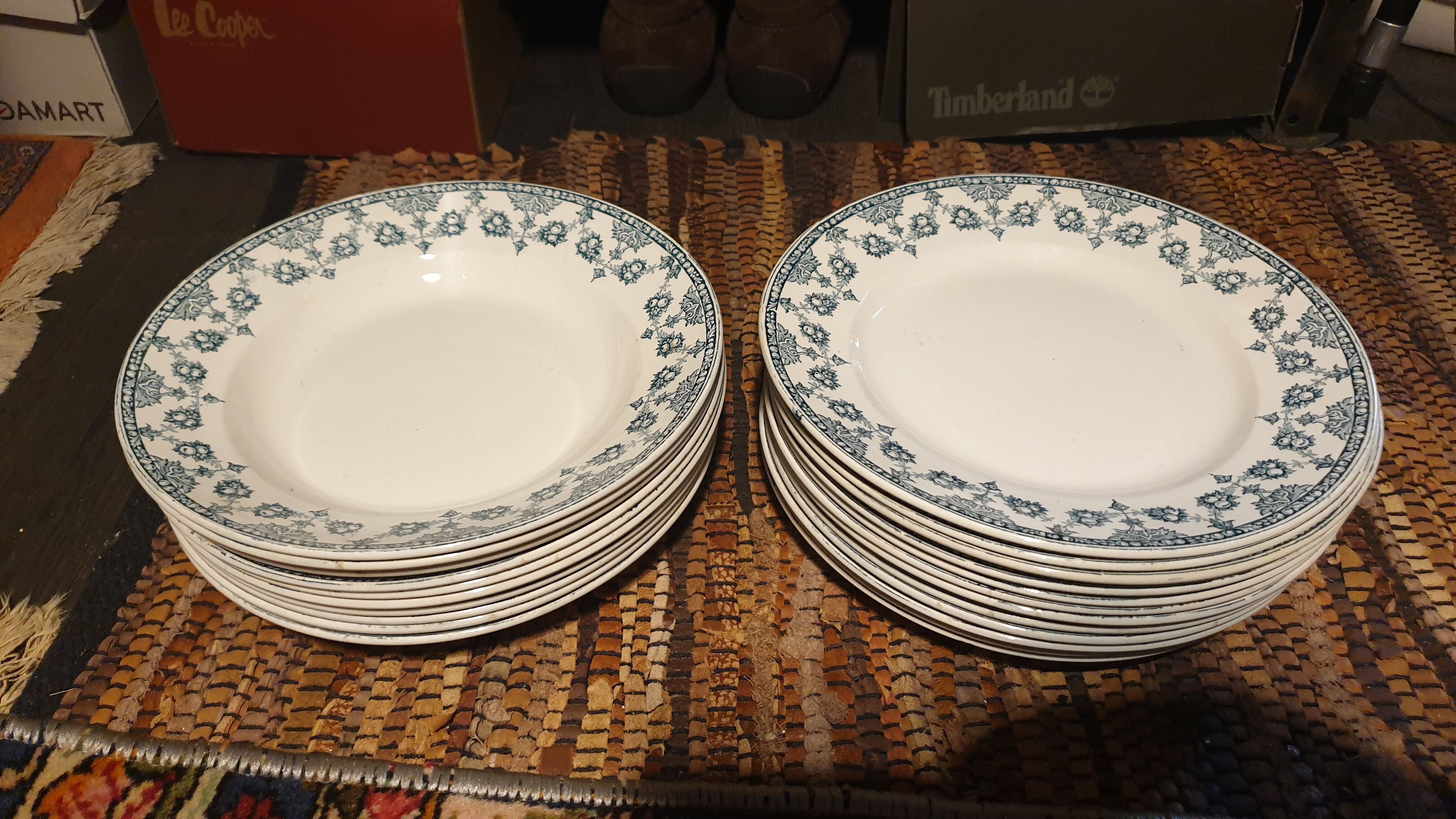 Set of 12 flat plates and 10 hollow plates in iron earth