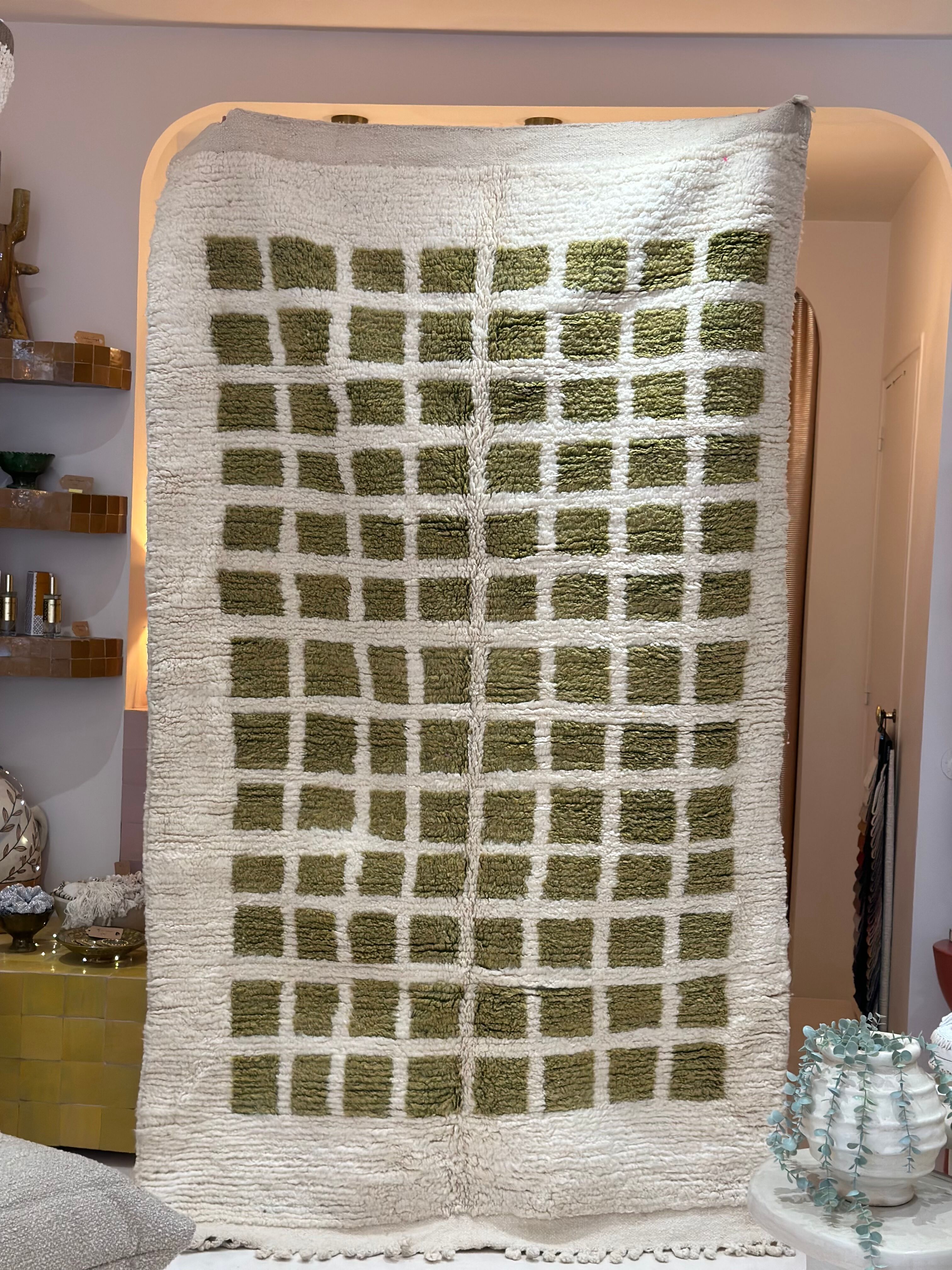 Tapis berbère beni ouarain marocain pure laine graphique contemporain blanc vert