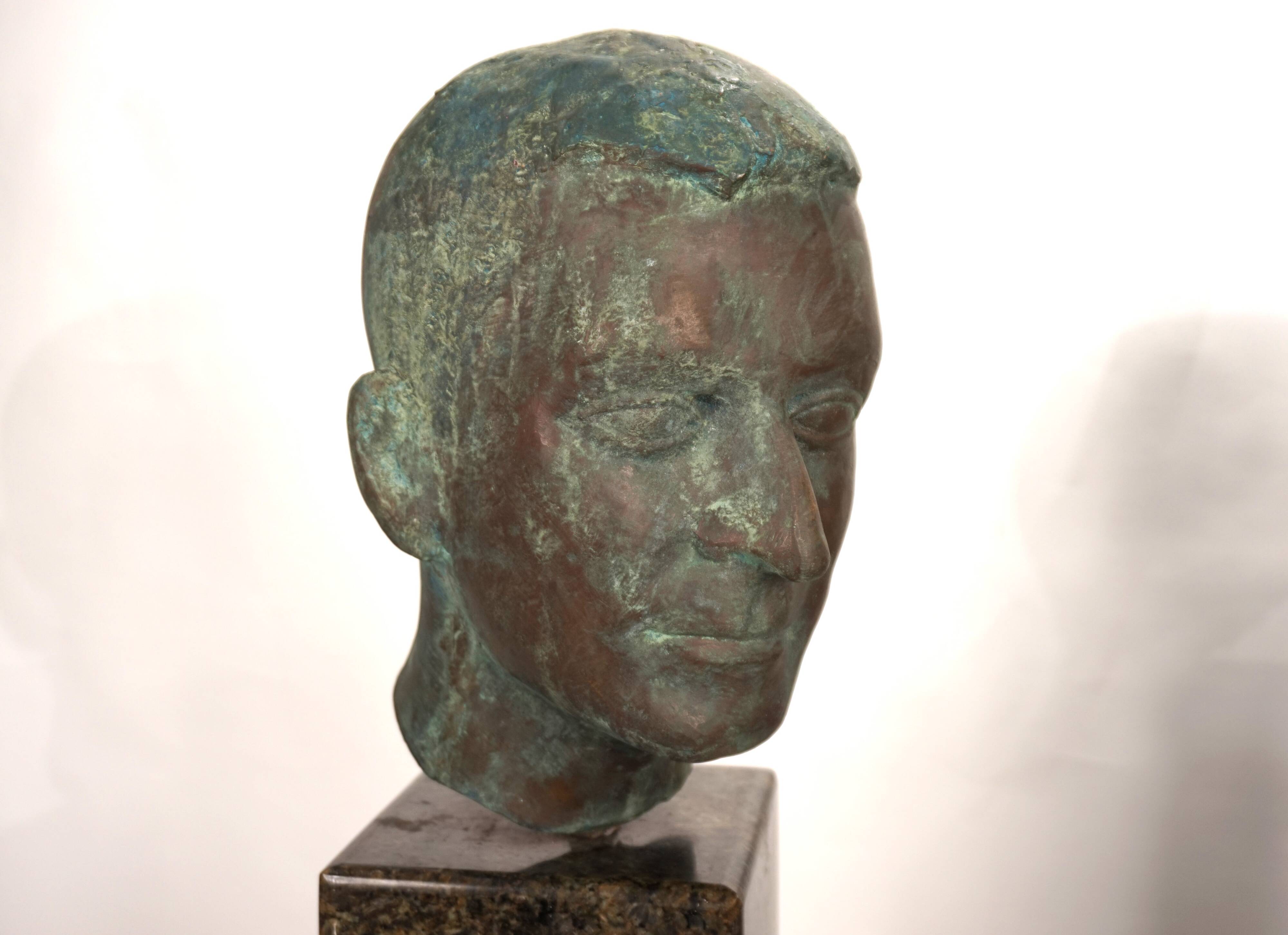Ensemble de deux bustes en bronze sur stèles en granit par un élève de Georg Kolbe, 1925