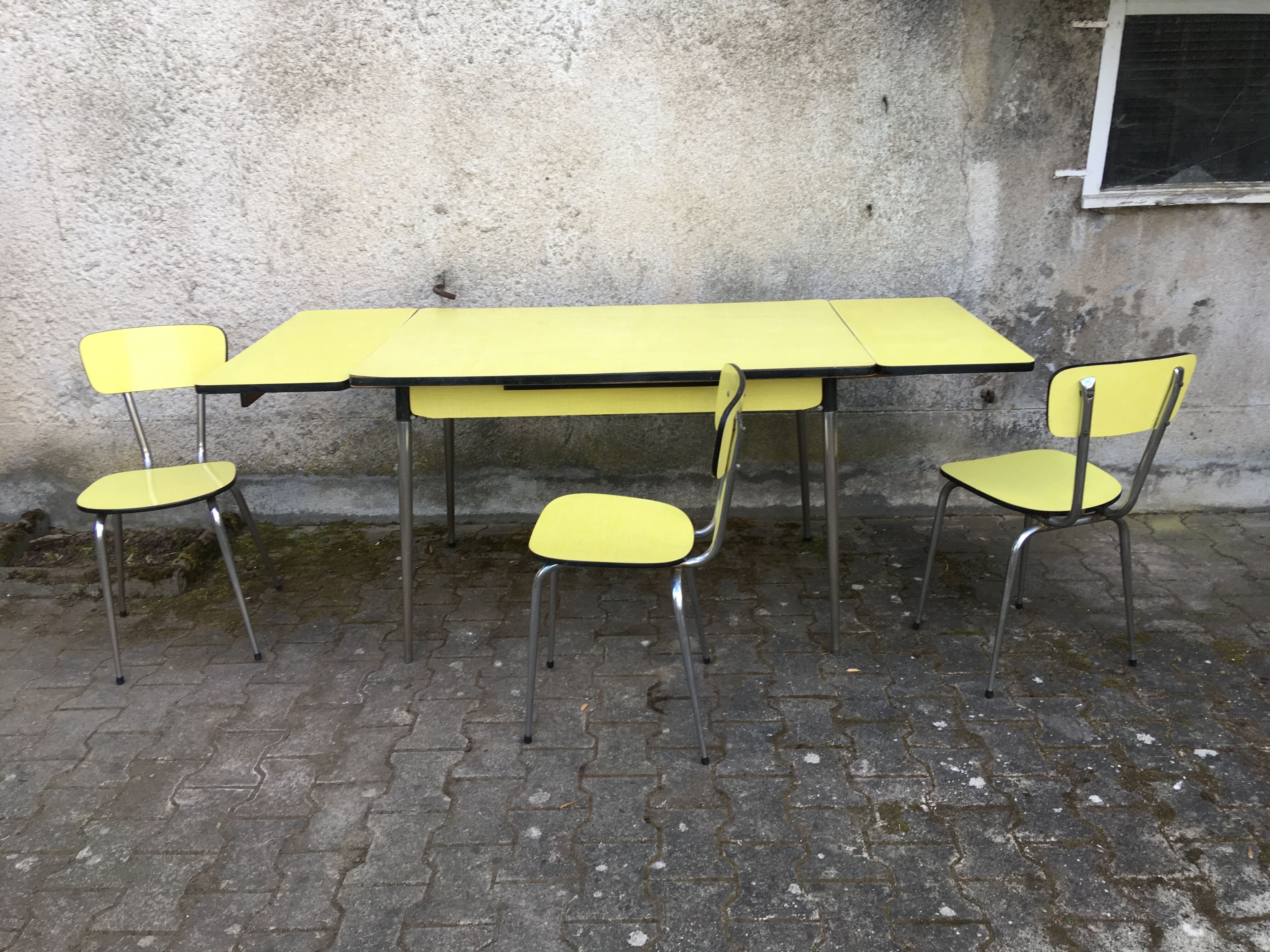 Table yellow Formica and its 3 chairs
