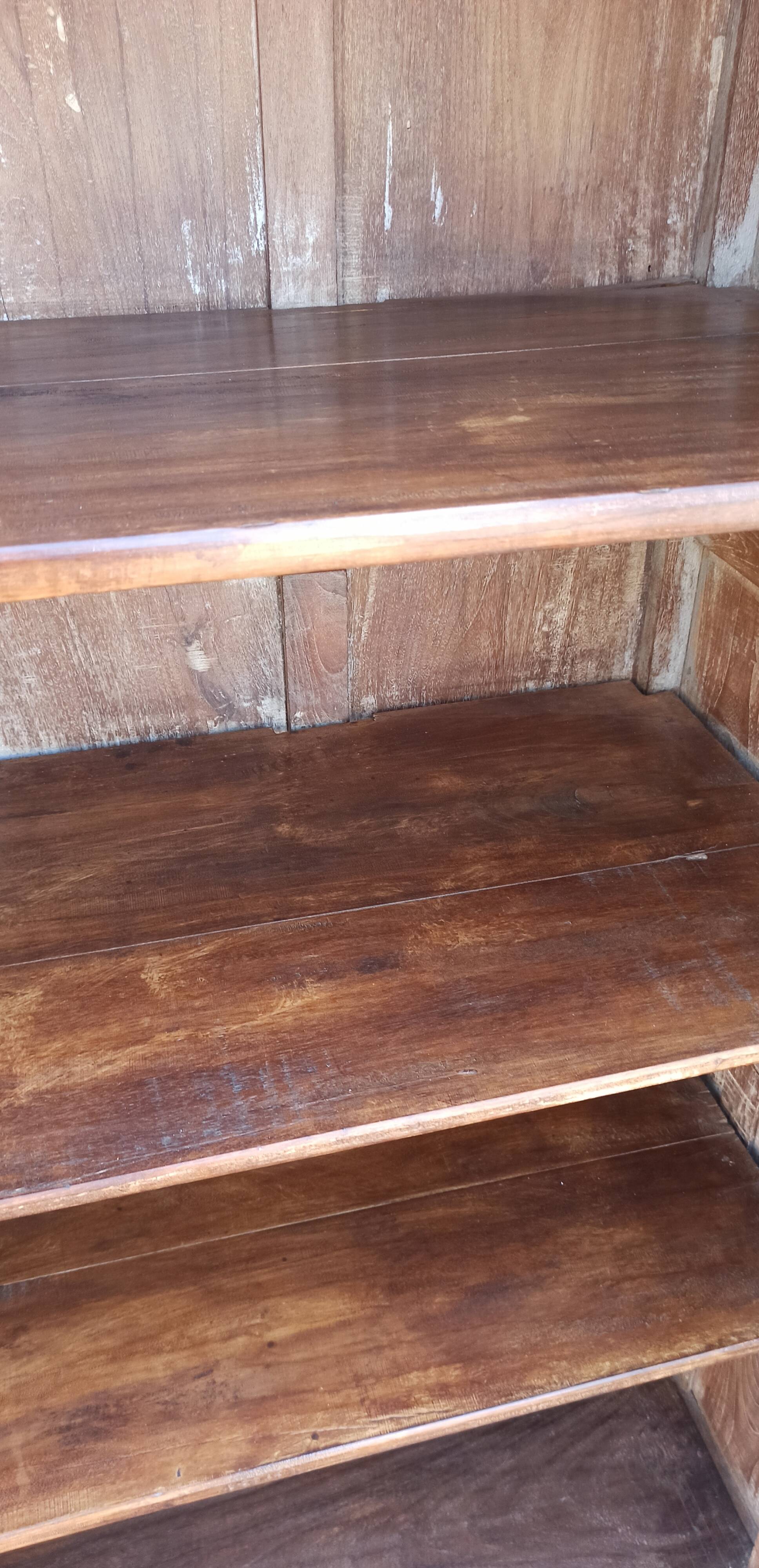 Armoire vitrée en bois