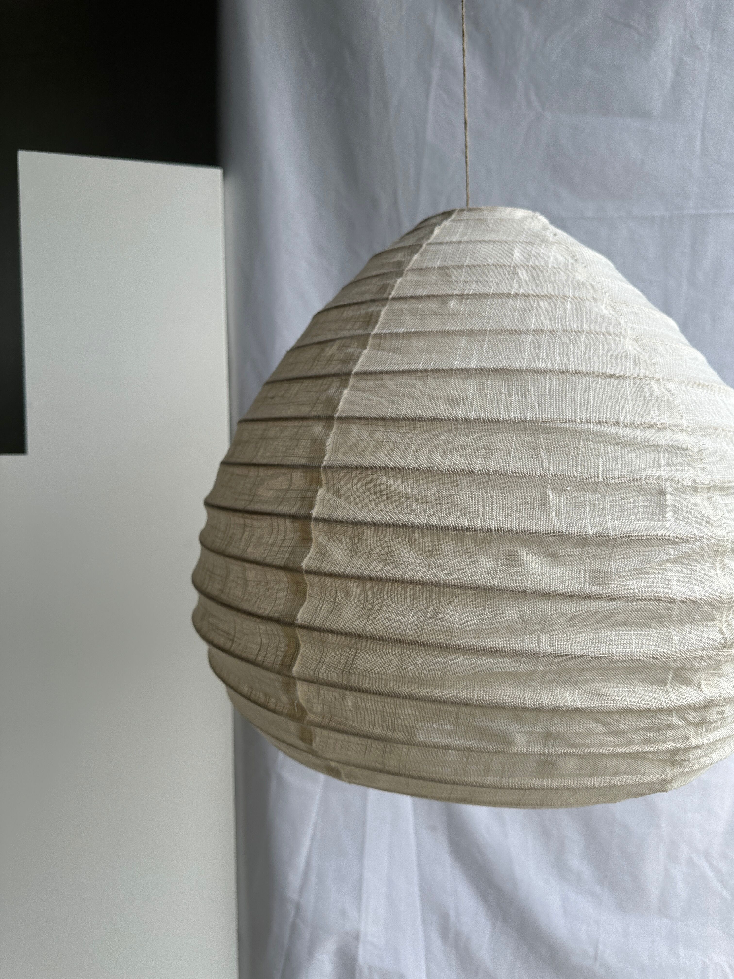 Suspension in rattan and natural japanese linen in the shape of a drop