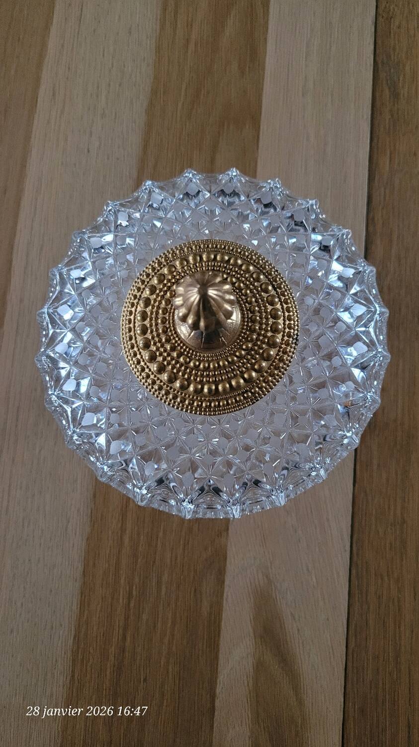 Bonbonnière en verre taillé et métal doré