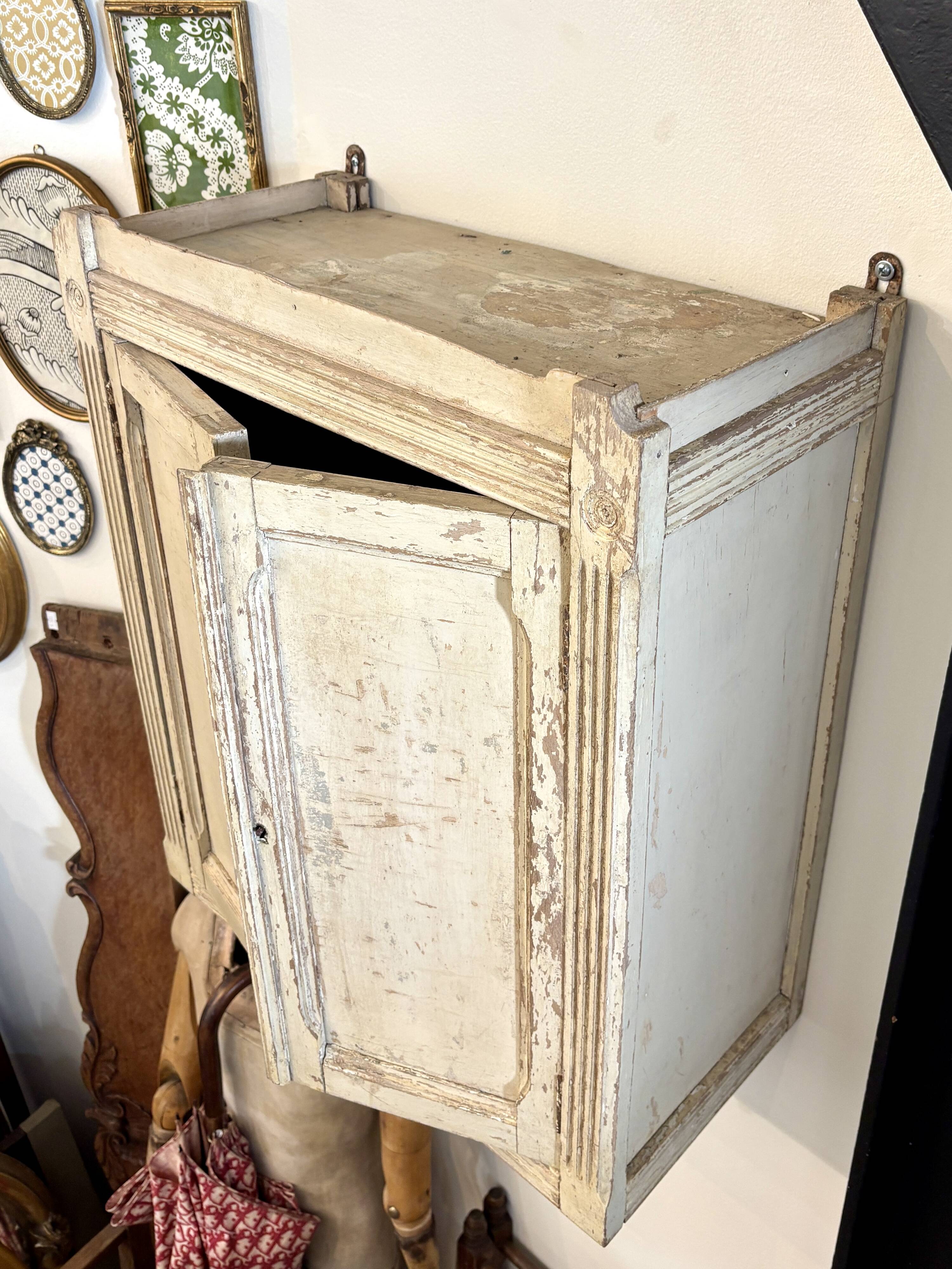 2-door wall cupboard in beige wood ☐ 59 x 50 cm