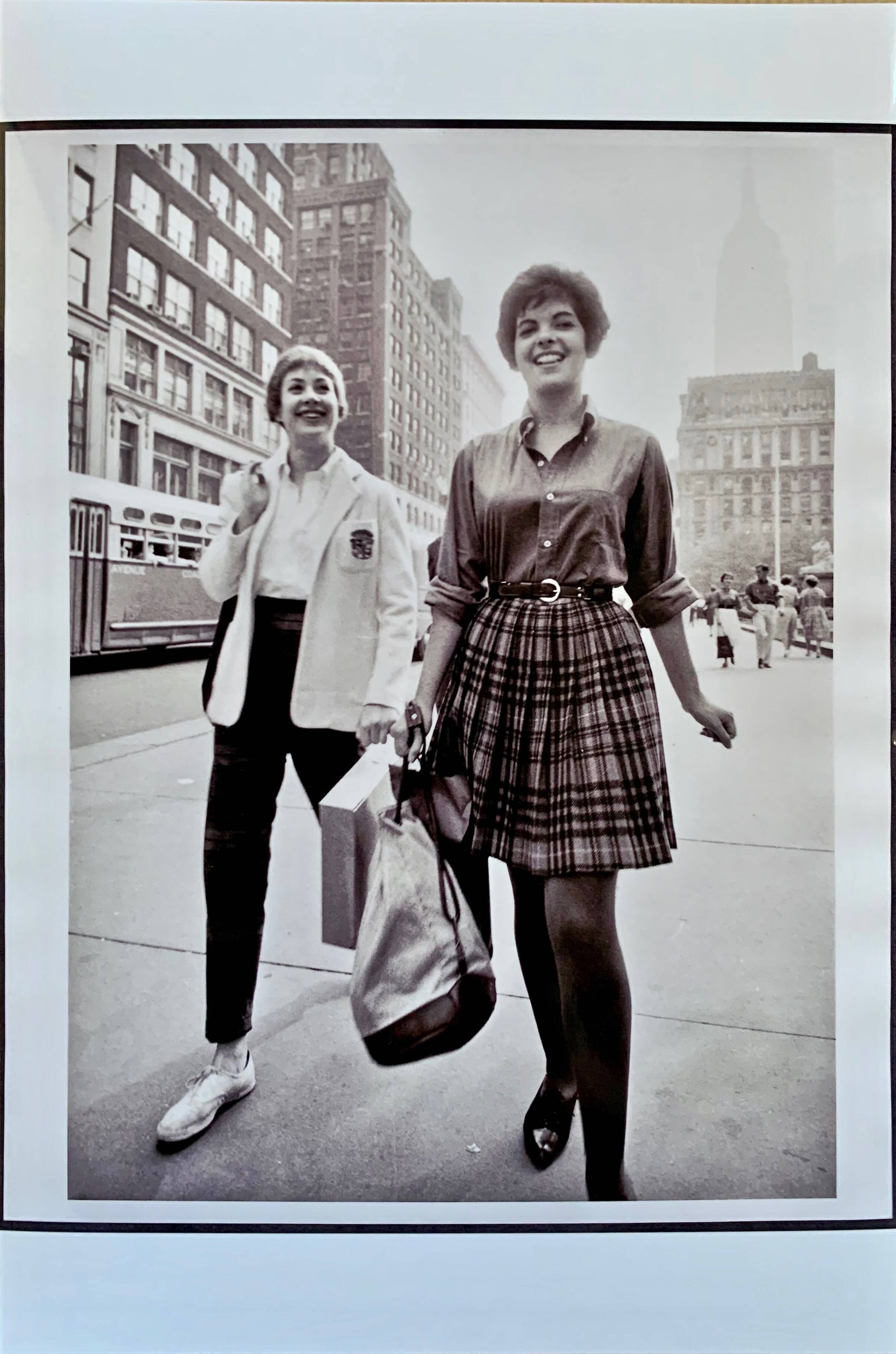 NEW YORK 1950s – 2 young women on 5th Avenue - Elegance & Street Life