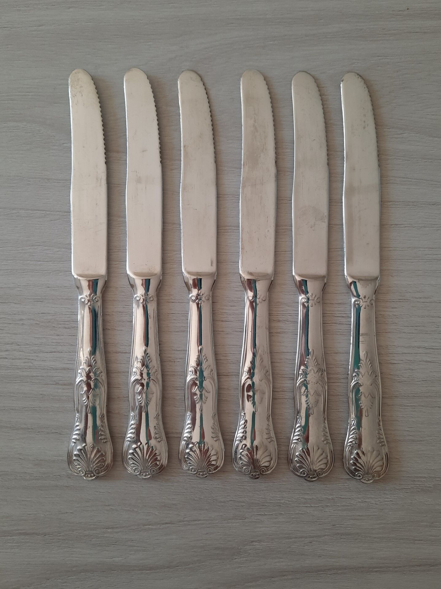 Set of 6 silver metal knives