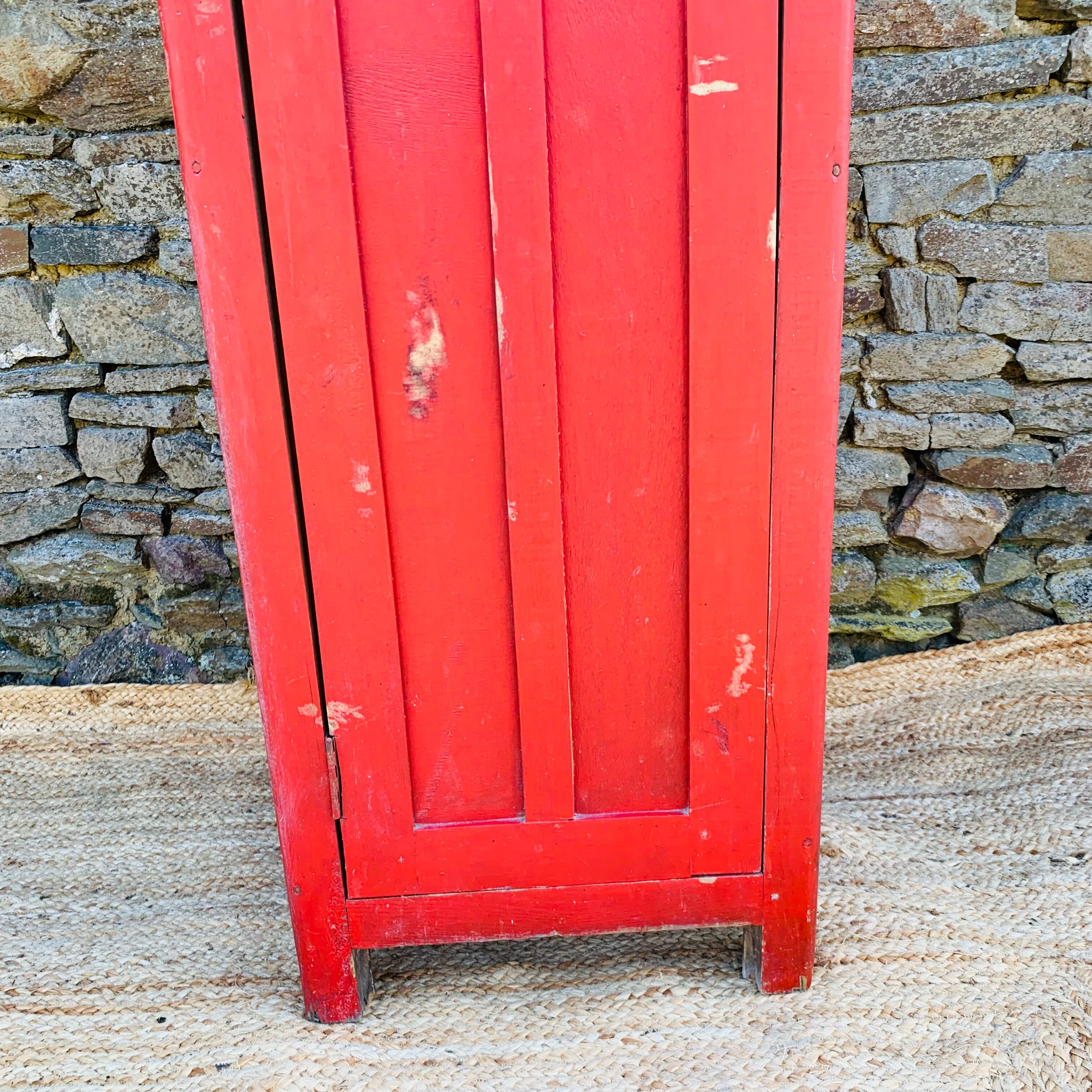 Red cloakroom 1 door