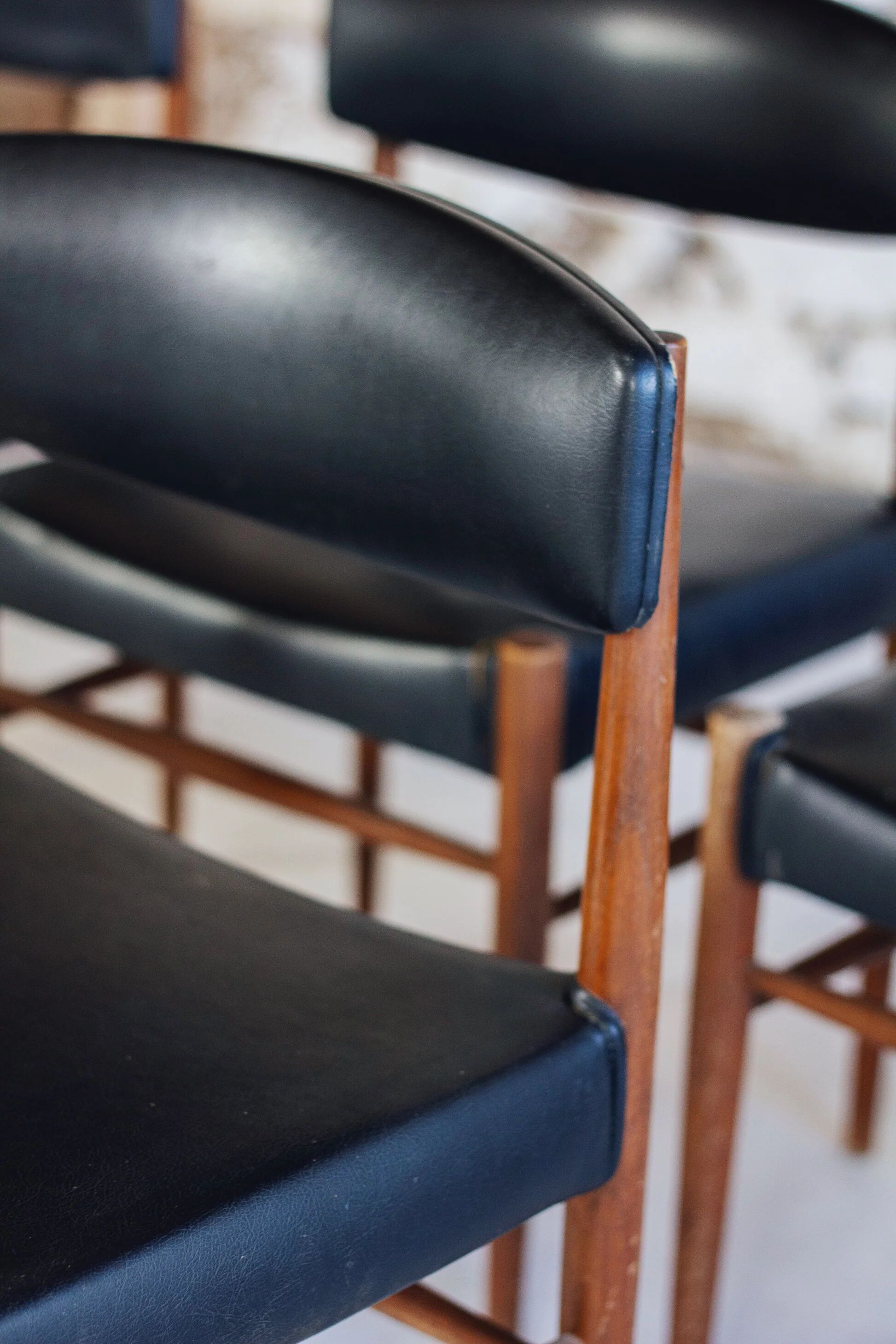 Set of 5 Scandinavian chairs in teak and faux leather, 1960.