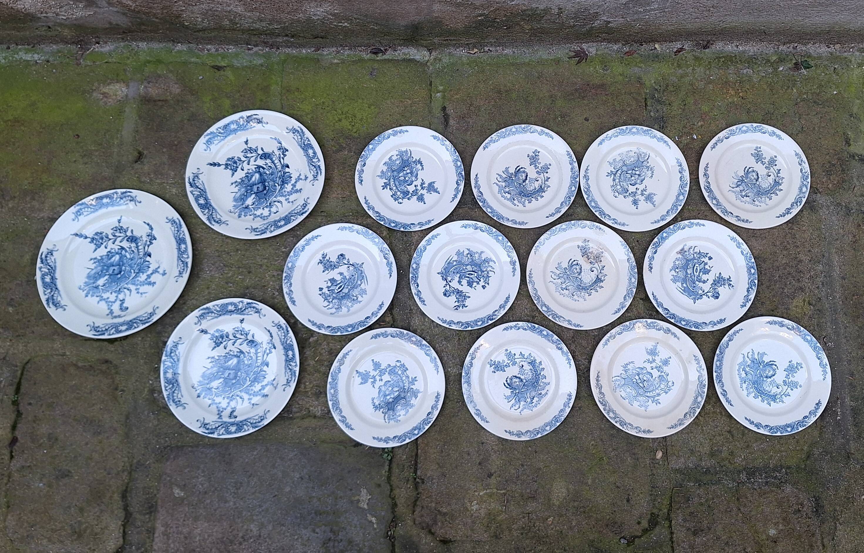 Service set in SG porcelain, Louis XV model.