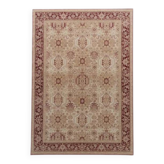 Beige and red oriental rug in wool.