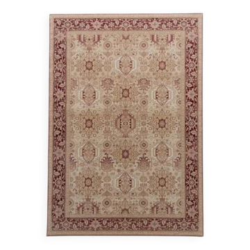Beige and red oriental rug in wool.