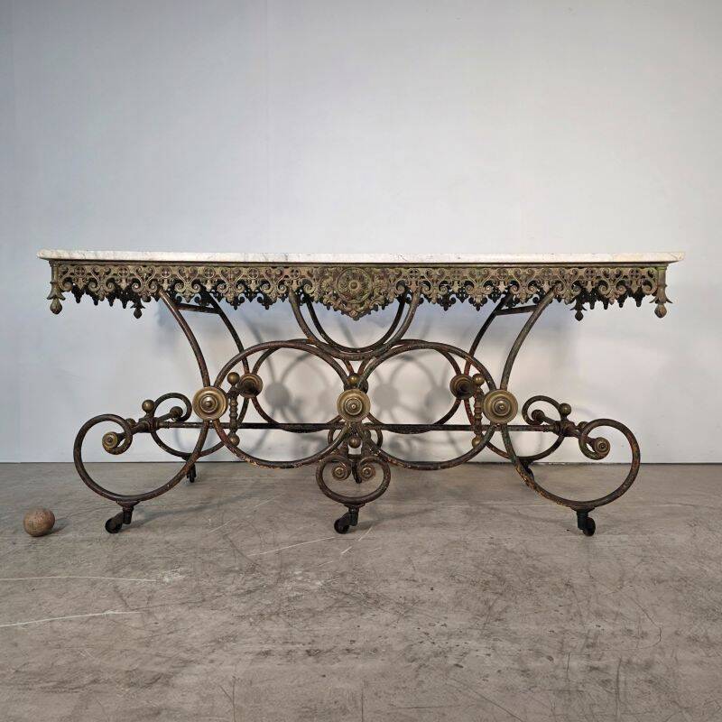 Exceptional large presentation table in cast iron from the late 19th century.