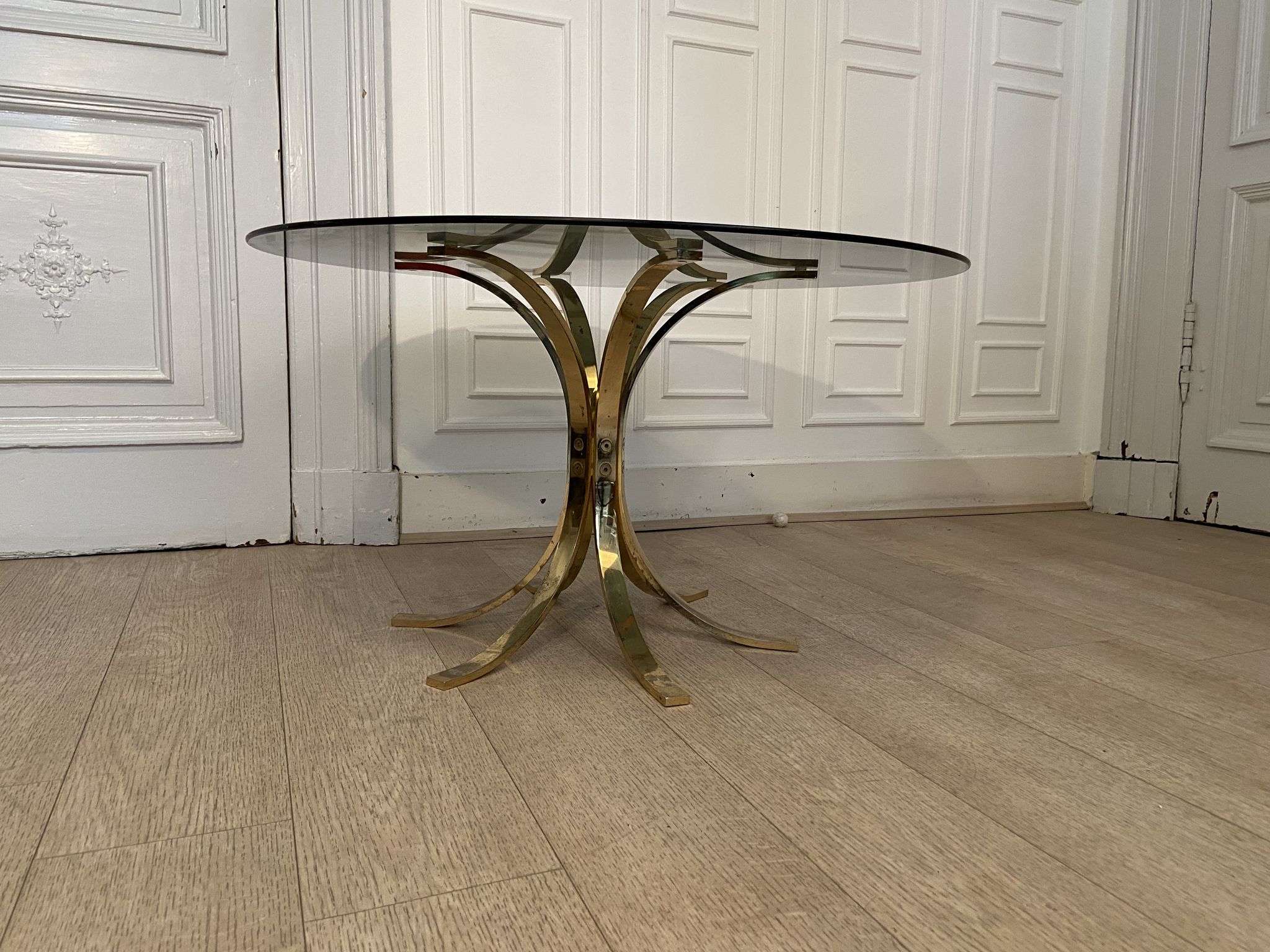 Table basse laiton et verre fumé, 1970s