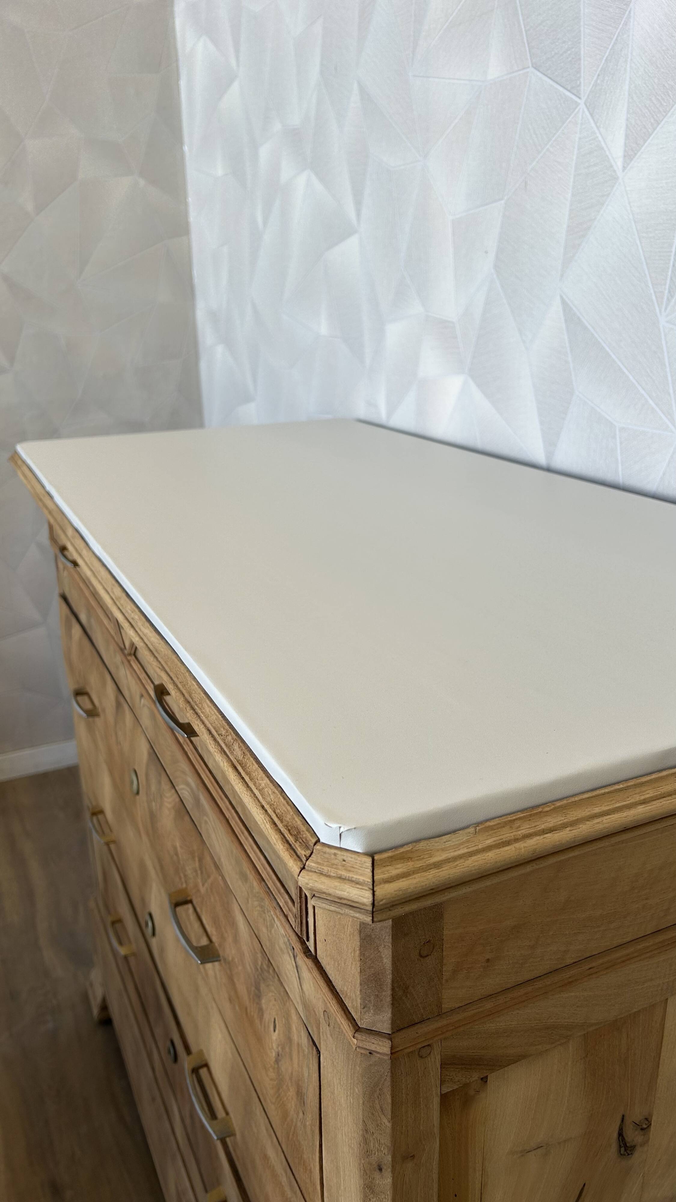 Antique 4-drawer airbrushed chest of drawers