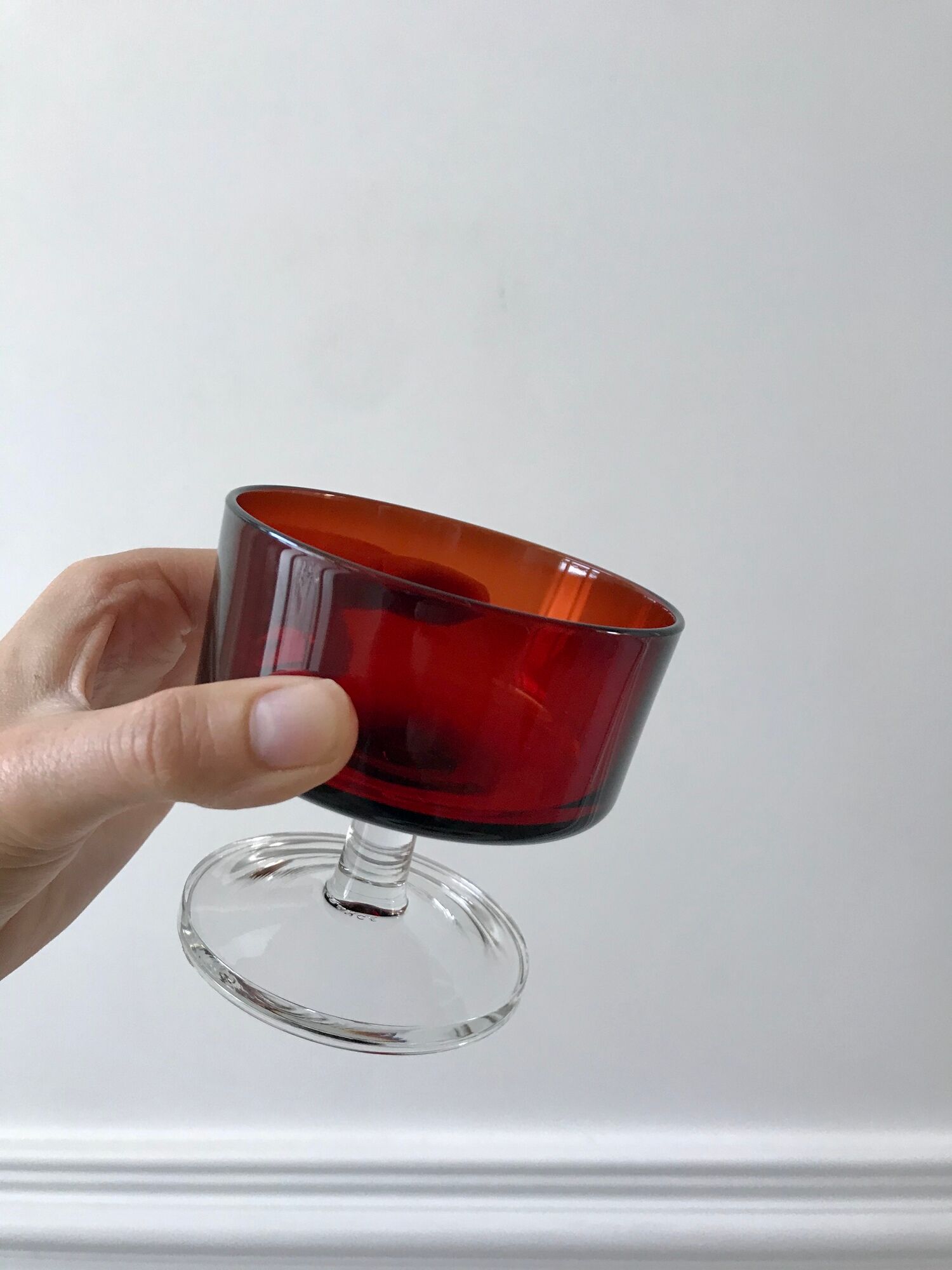 Set of 8 champagne glasses in amber colored glass and garnet 70s