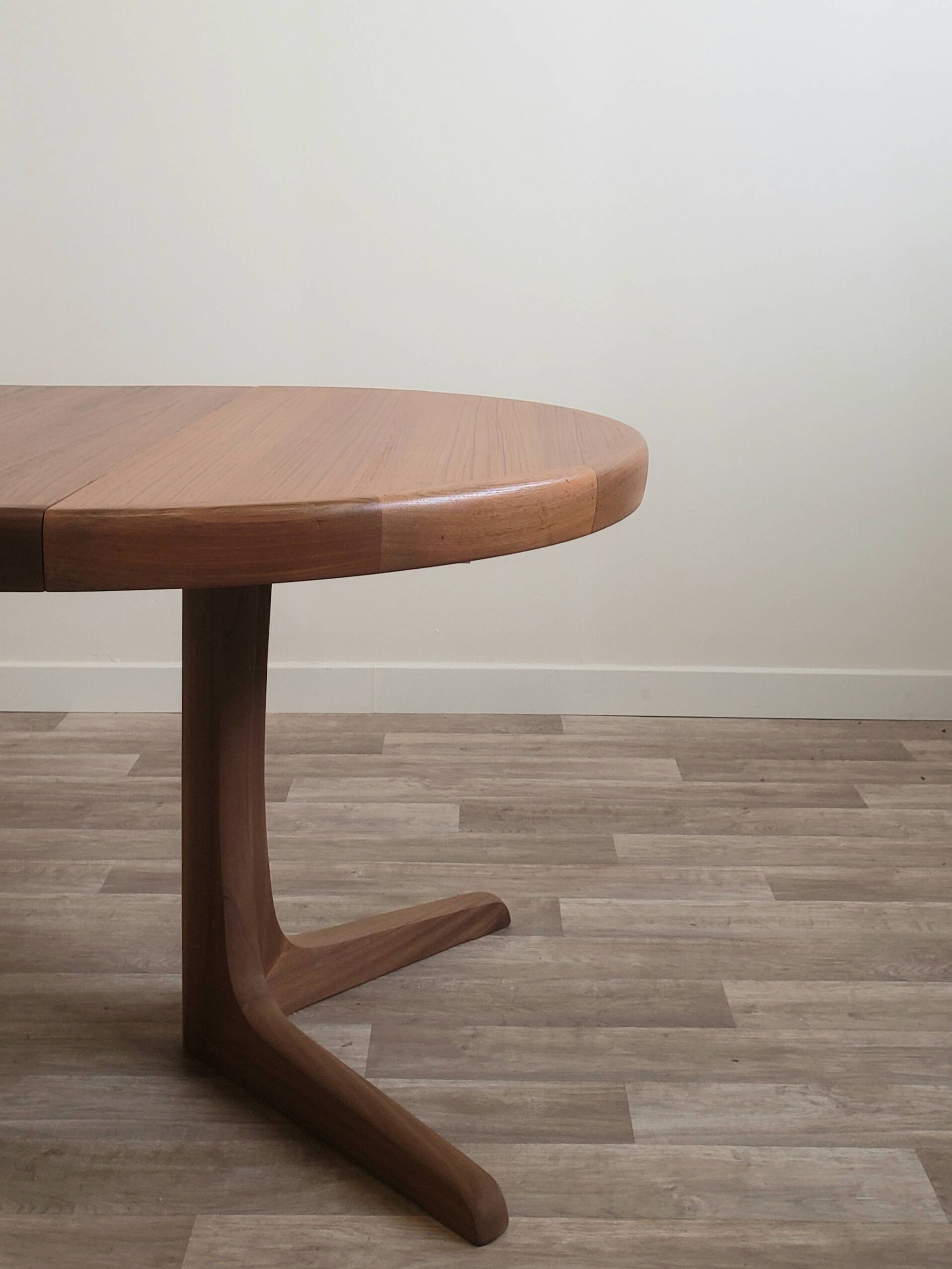 Baumann extendable round table
