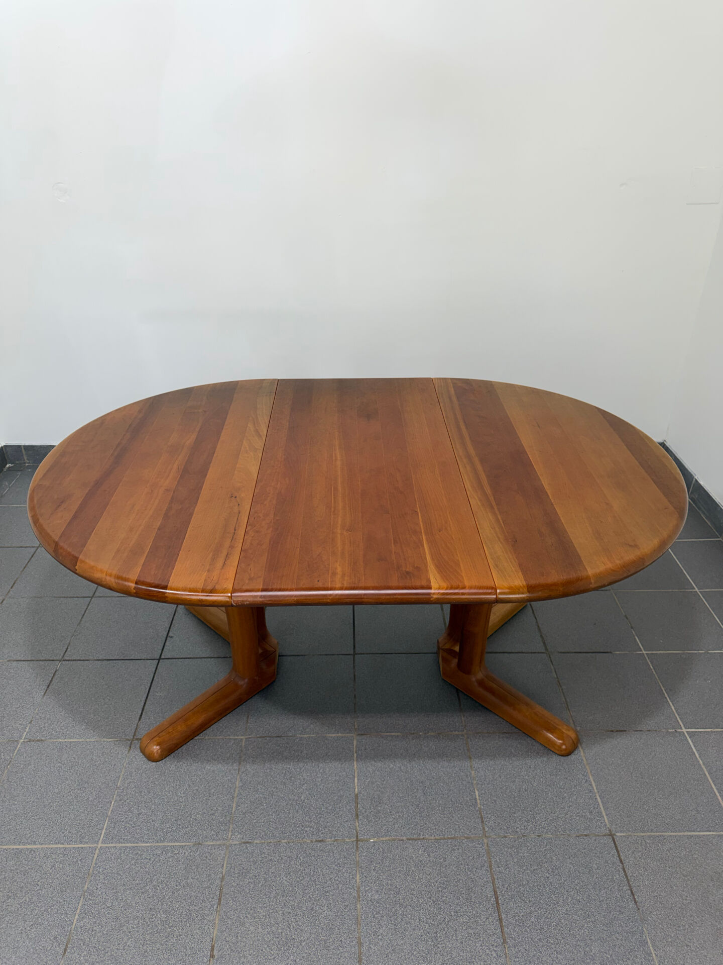 Dyrlund extendable round table in teak – Danish design – 4 to 6
