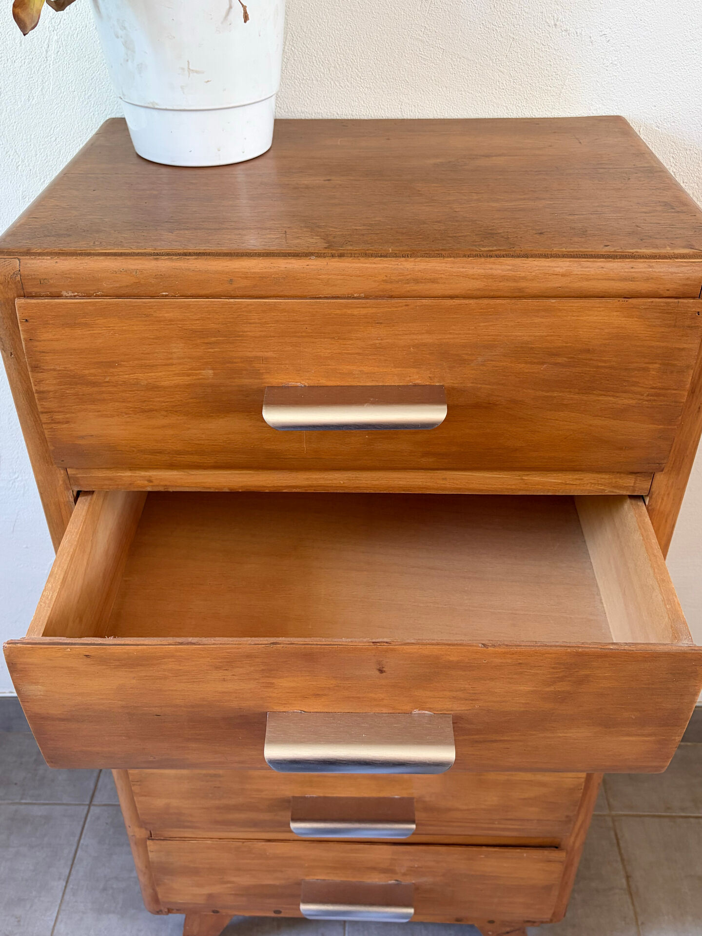 Vintage chest of drawers/commode from the 1960s.